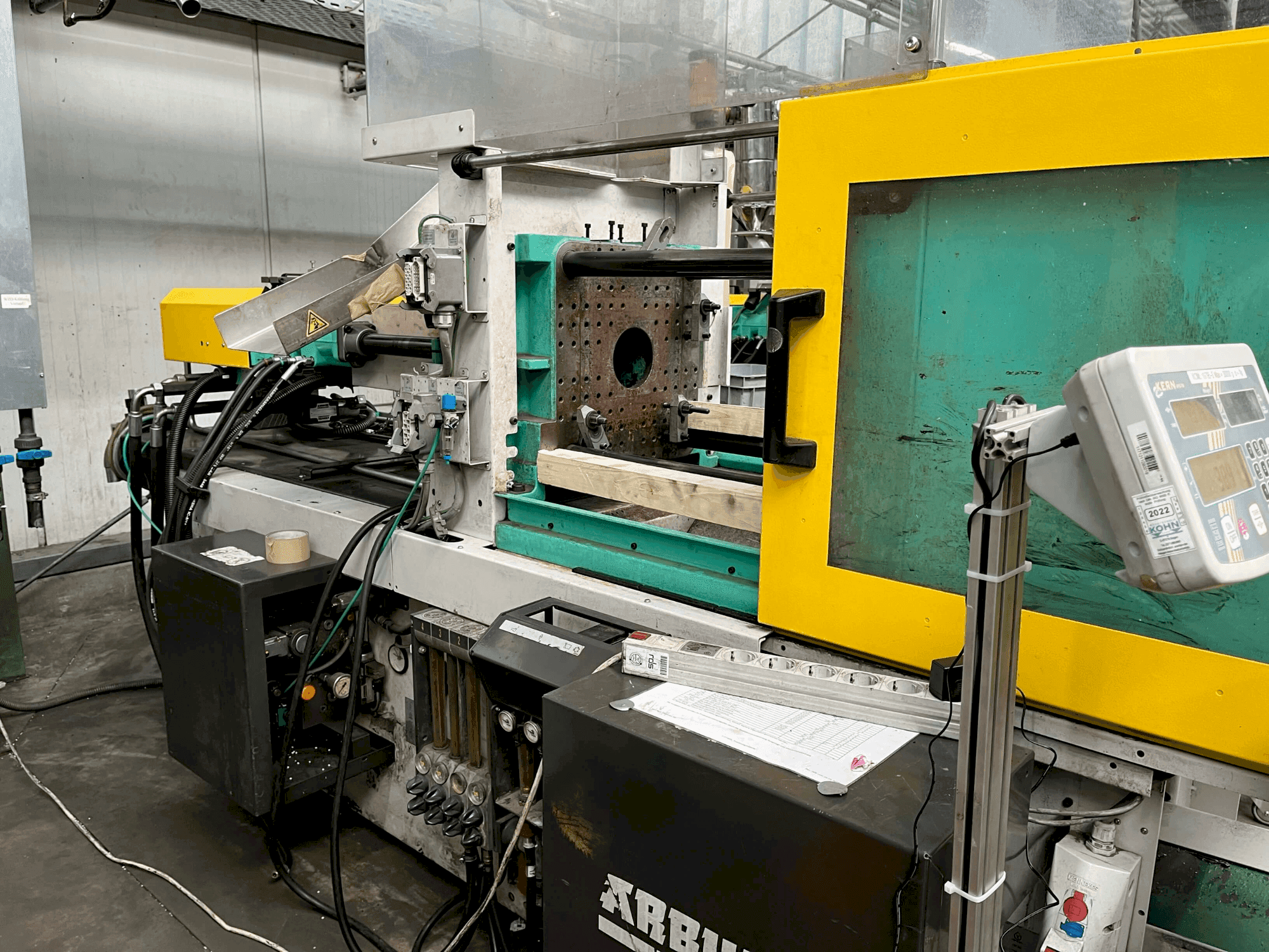 Čelní pohled na Arburg Allrounder 320-50 C stroj