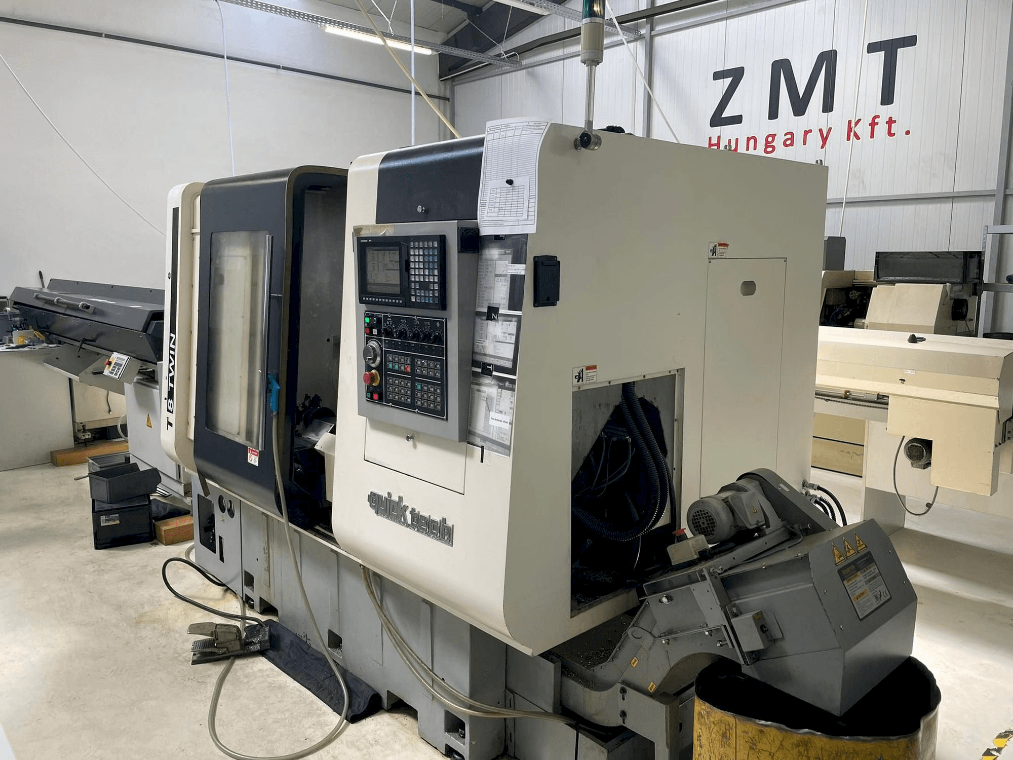 Čelní pohled na Quick-Tech T8 Twin stroj