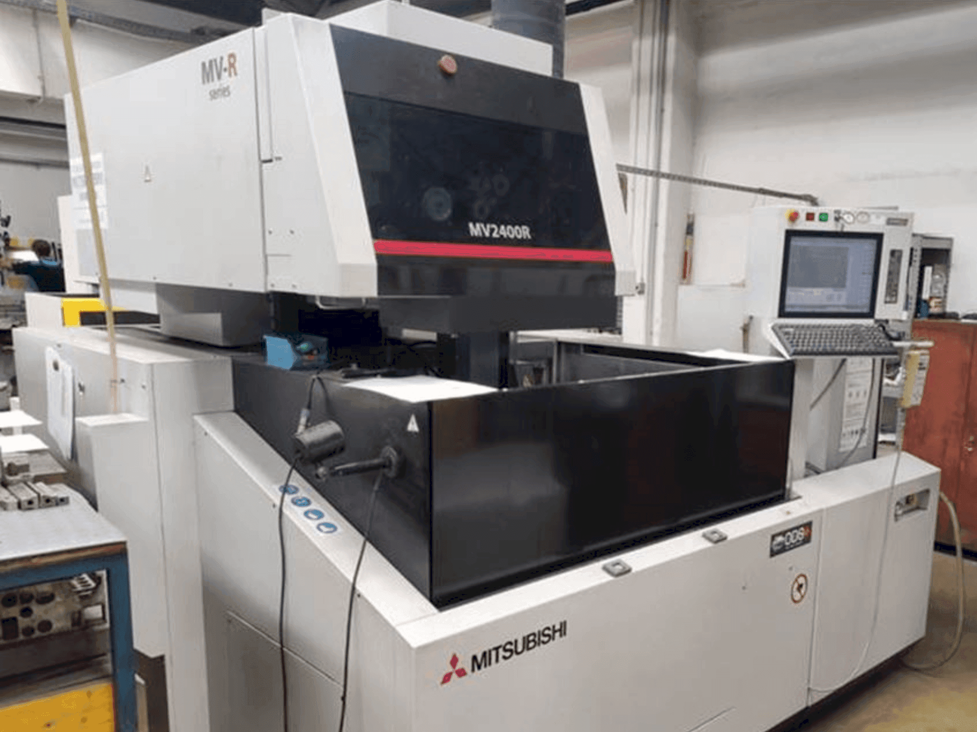 Čelní pohled na Mitsubishi Electric MV2400R stroj