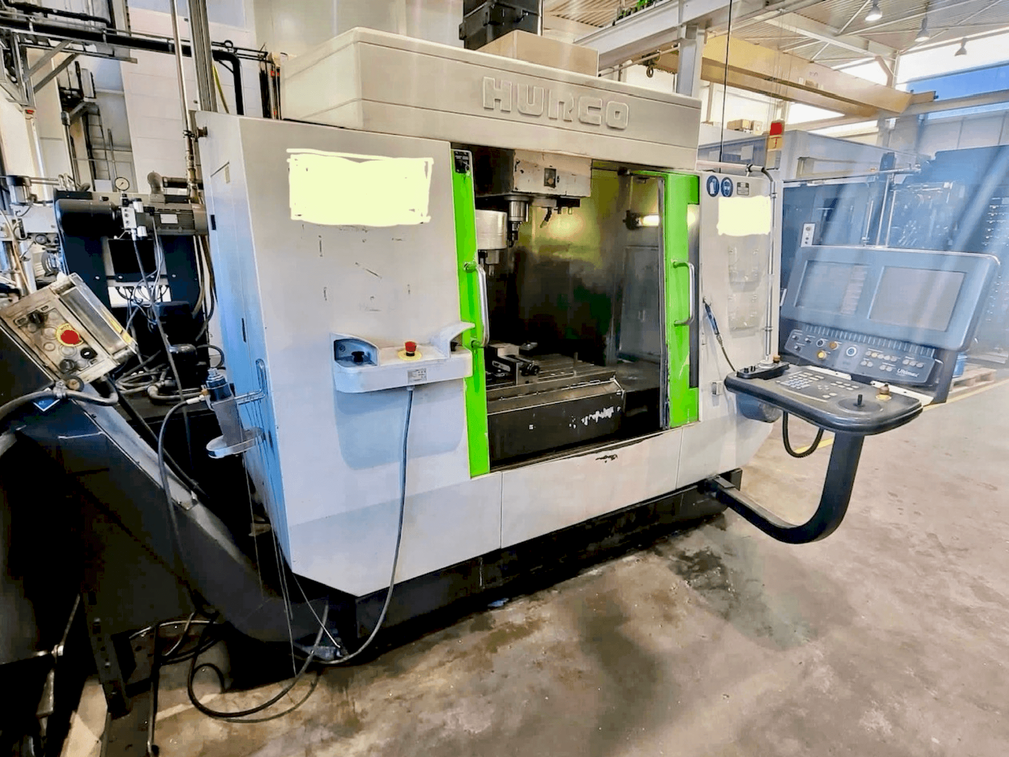 Čelní pohled na Hurco BCM4020 stroj