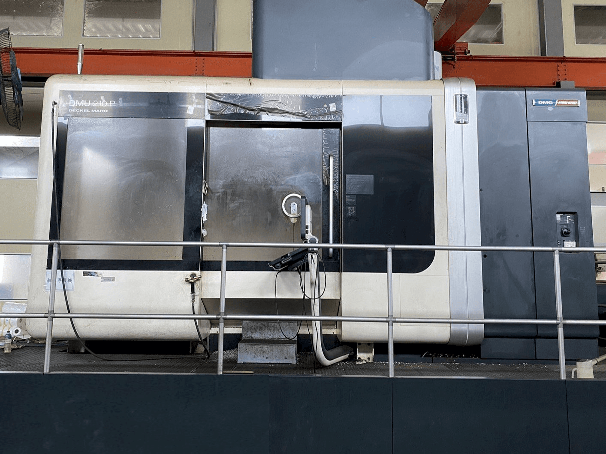 Čelní pohled na DMG DMU210P stroj