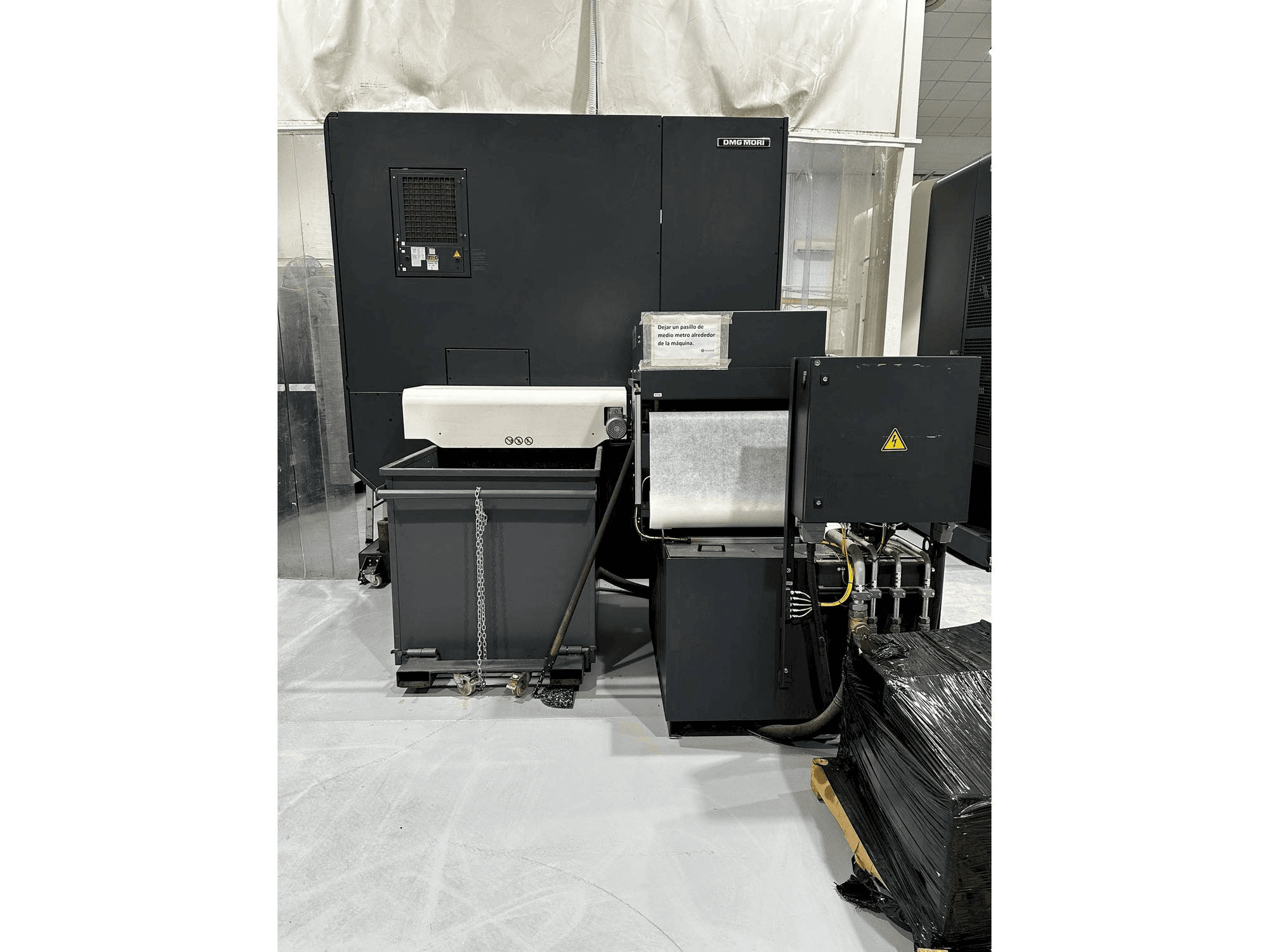 Zadní pohled na DMG MORI DMU 95 monoBLOCK stroj