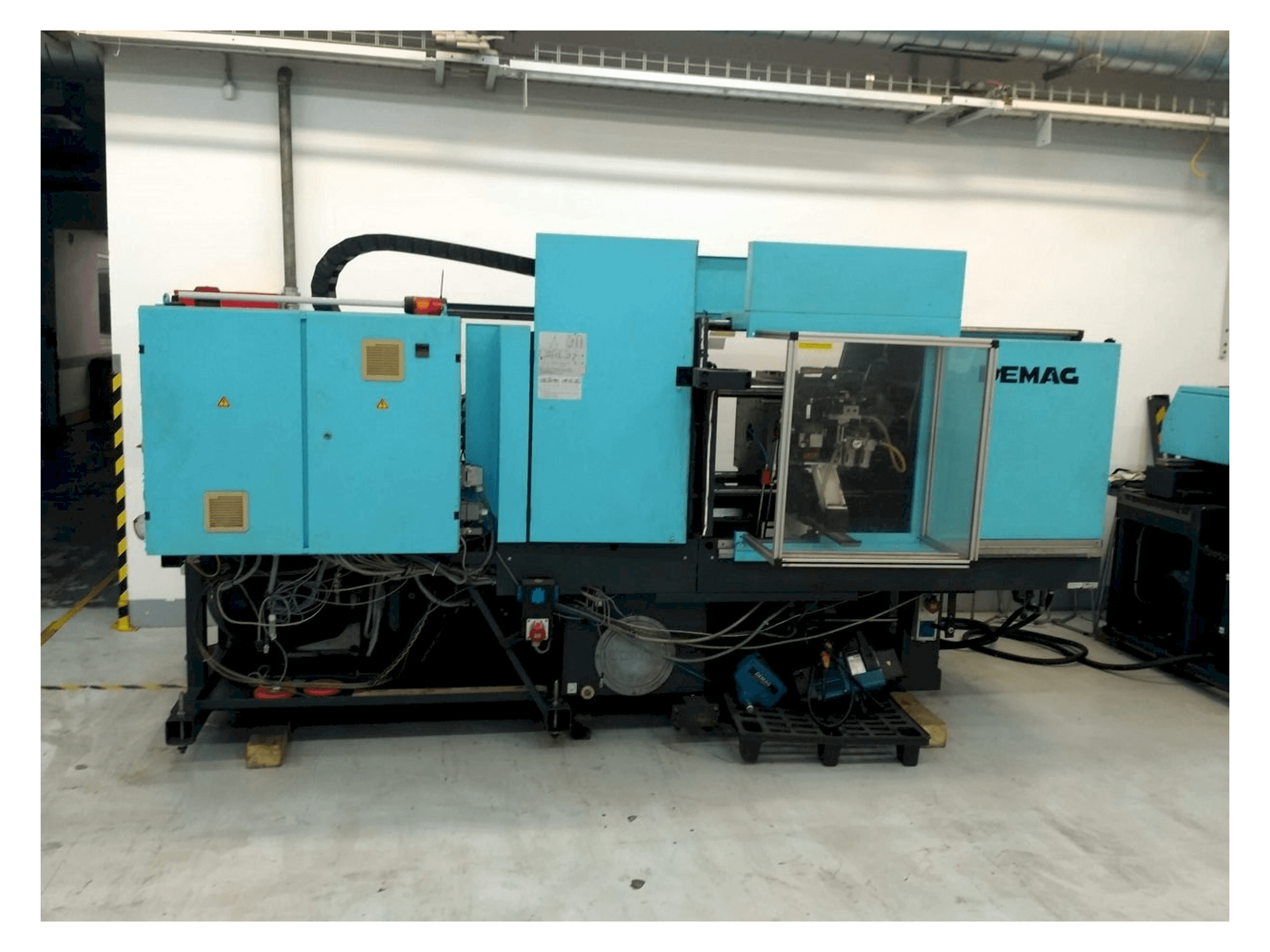 Čelní pohled na DEMAG Ergotech Concept 800-200 stroj