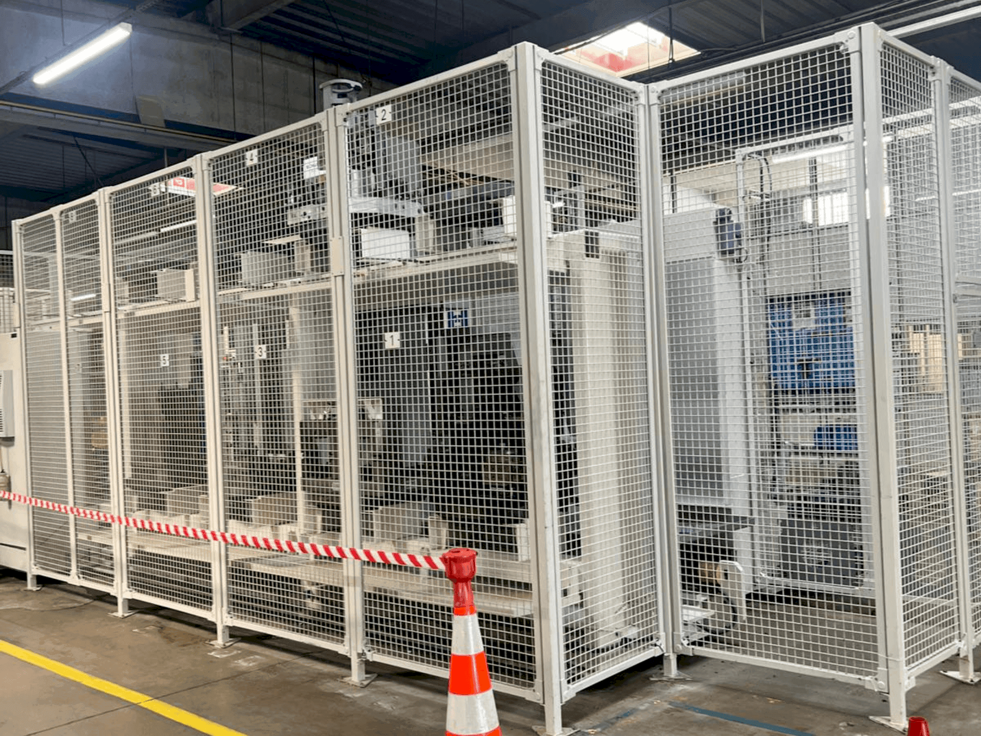 Čelní pohled na HELLER MCH 250 stroj