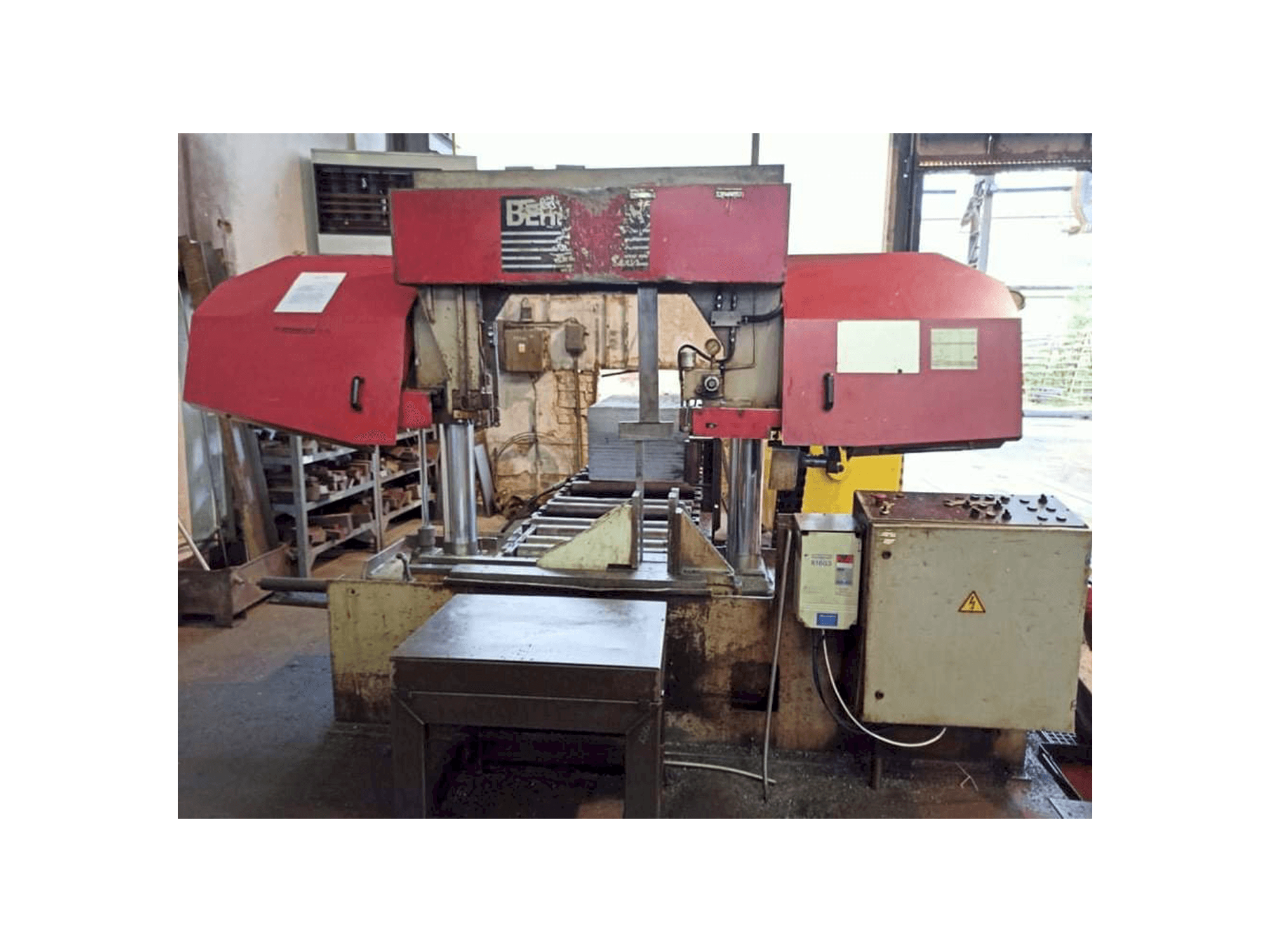 Čelní pohled na Behringer HBP 530 stroj