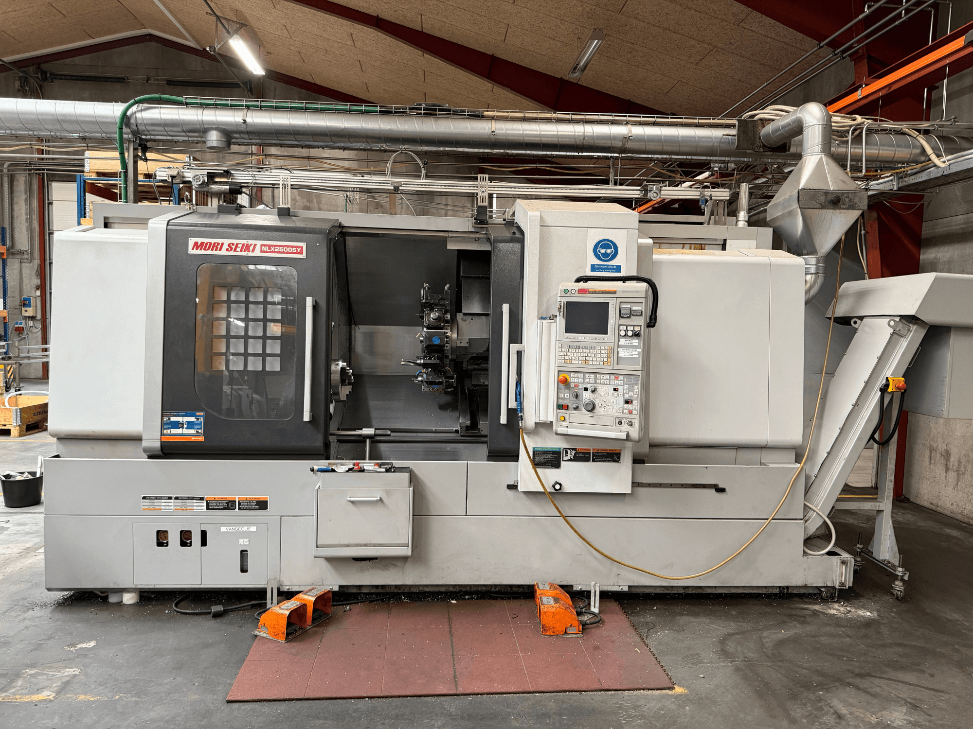 Horizontální soustruh DMG MORI NLX2500SY/1250, pohled zepředu, na kterém je vidět ovládací panel a provozní prvky.
