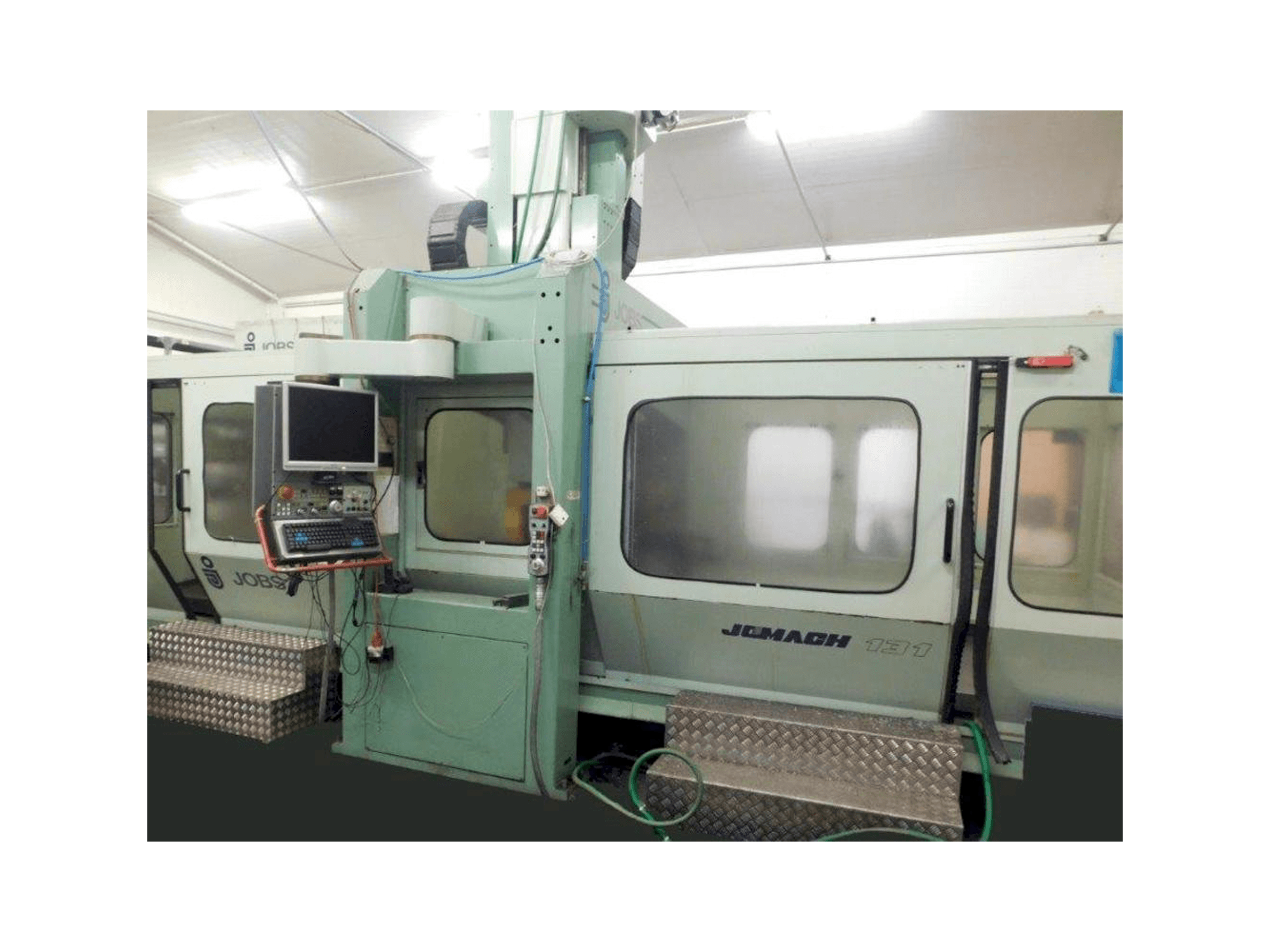 Čelní pohled na JOBS Jomach 131 stroj