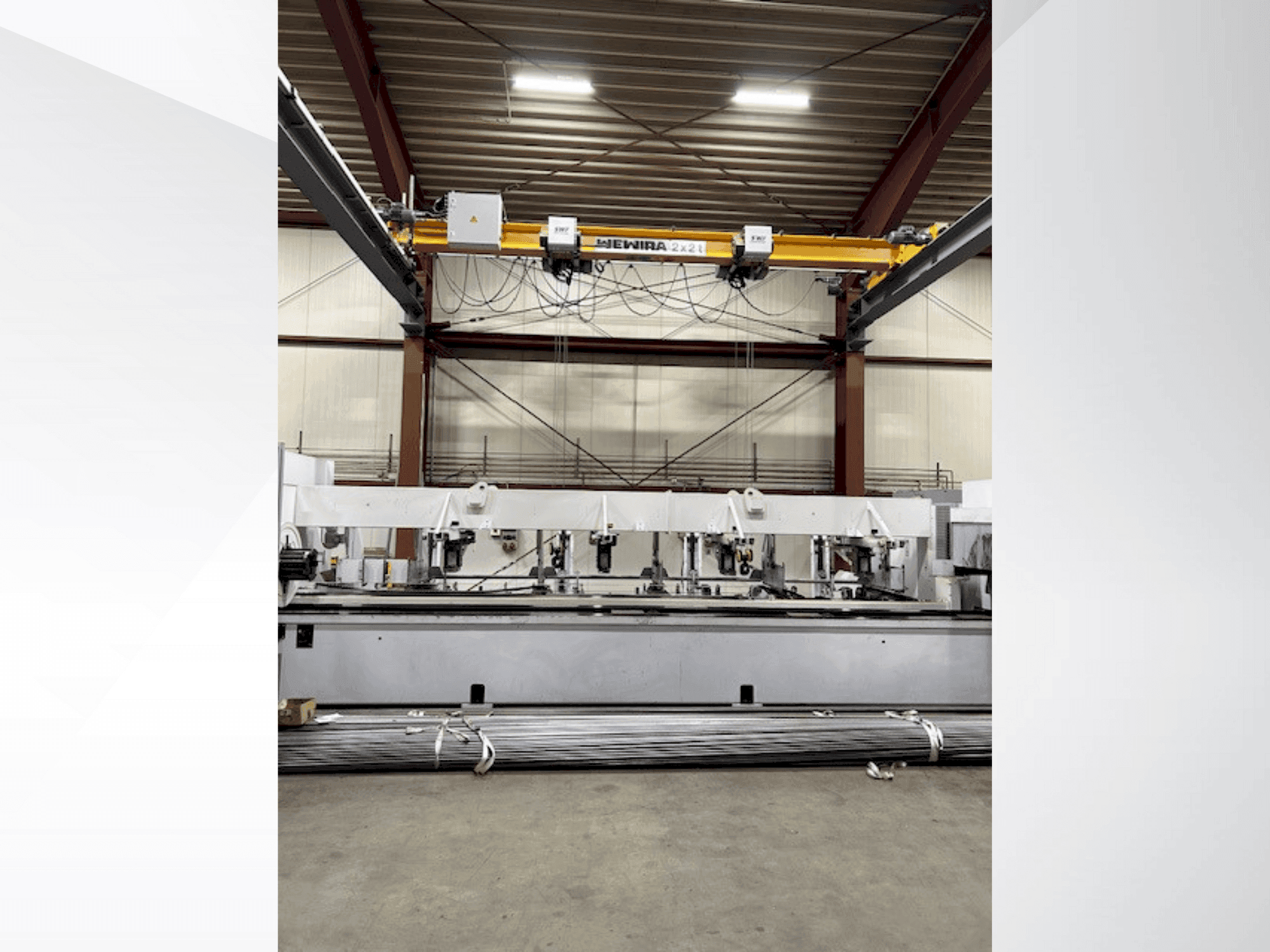 Čelní pohled na TRUMPF Tru Laser Tube 3000 Fiber stroj