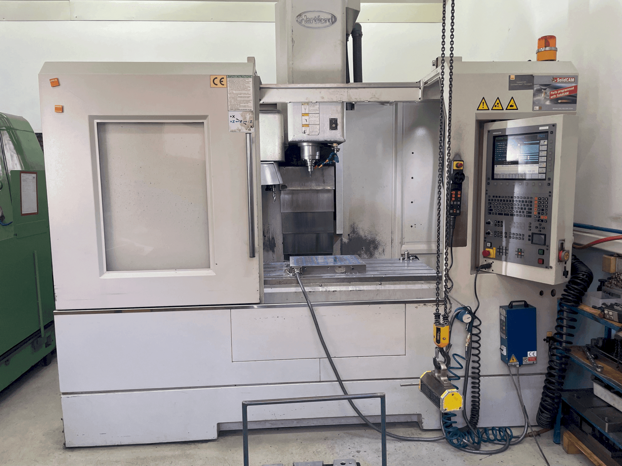 Čelní pohled na HARTFORD Pro 1000 stroj