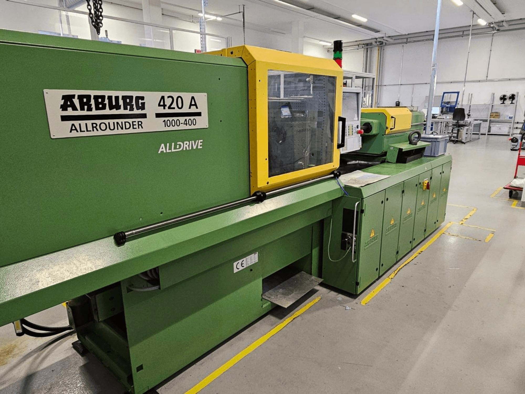 ARBURG 420 A Allrounder 1000-400, pohled zepředu; zelený stroj se žlutým panelem, dotykovým displejem a bezpečnostními prvky.