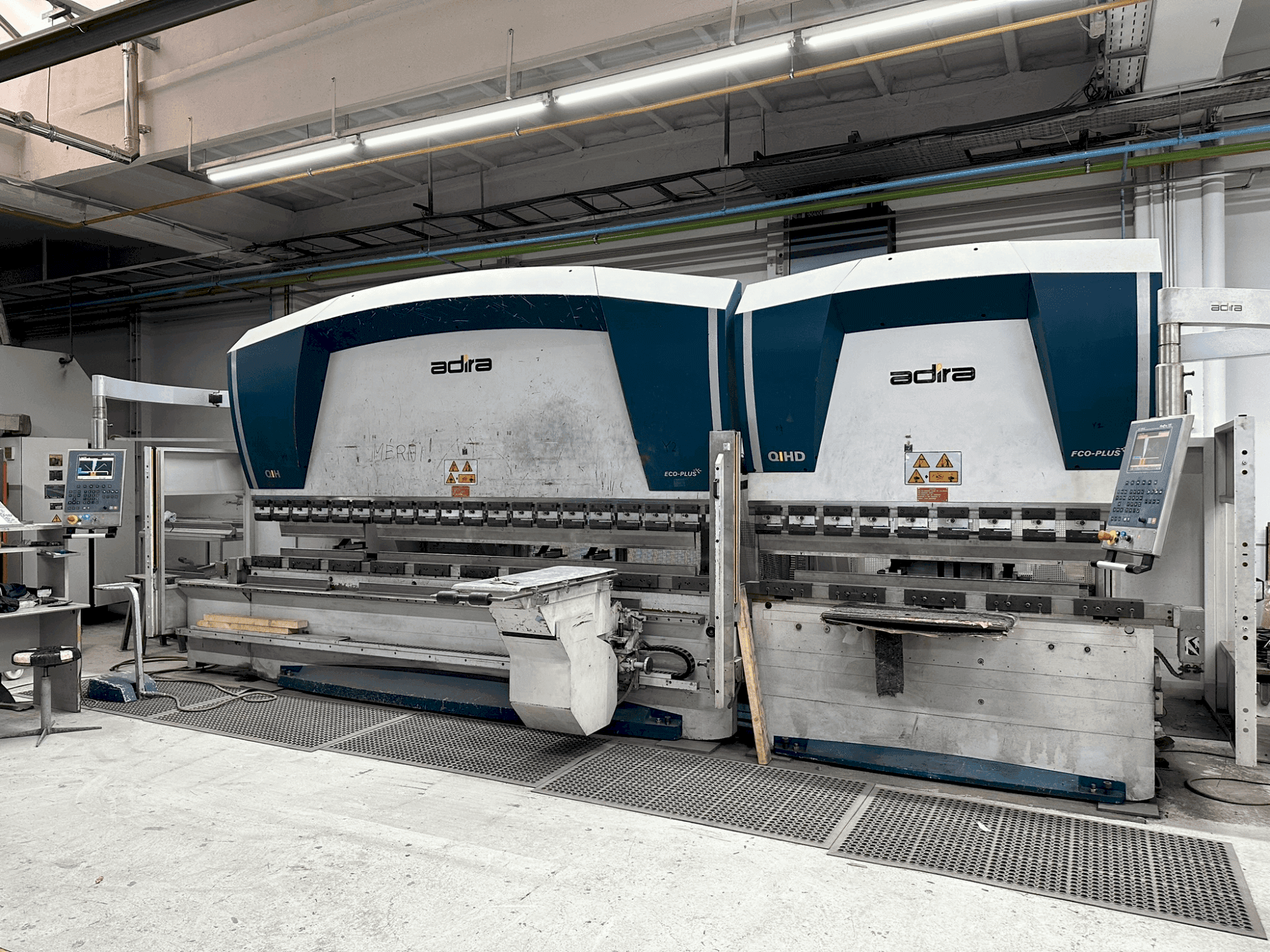 Čelní pohled na ADIRA QIHD-5040 + QIHD-5020 stroj