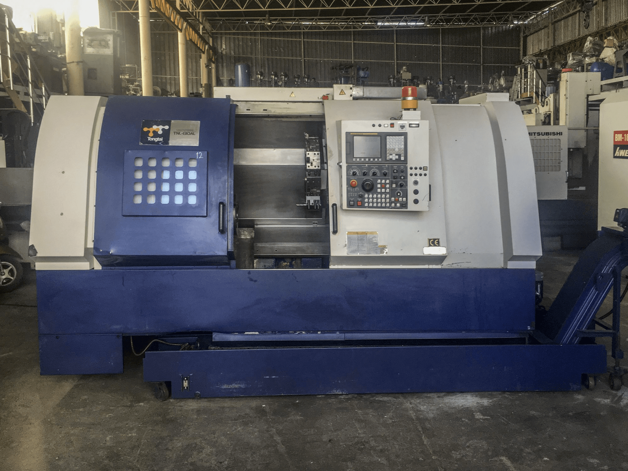 Čelní pohled na Tongtai TNL-130 AL stroj
