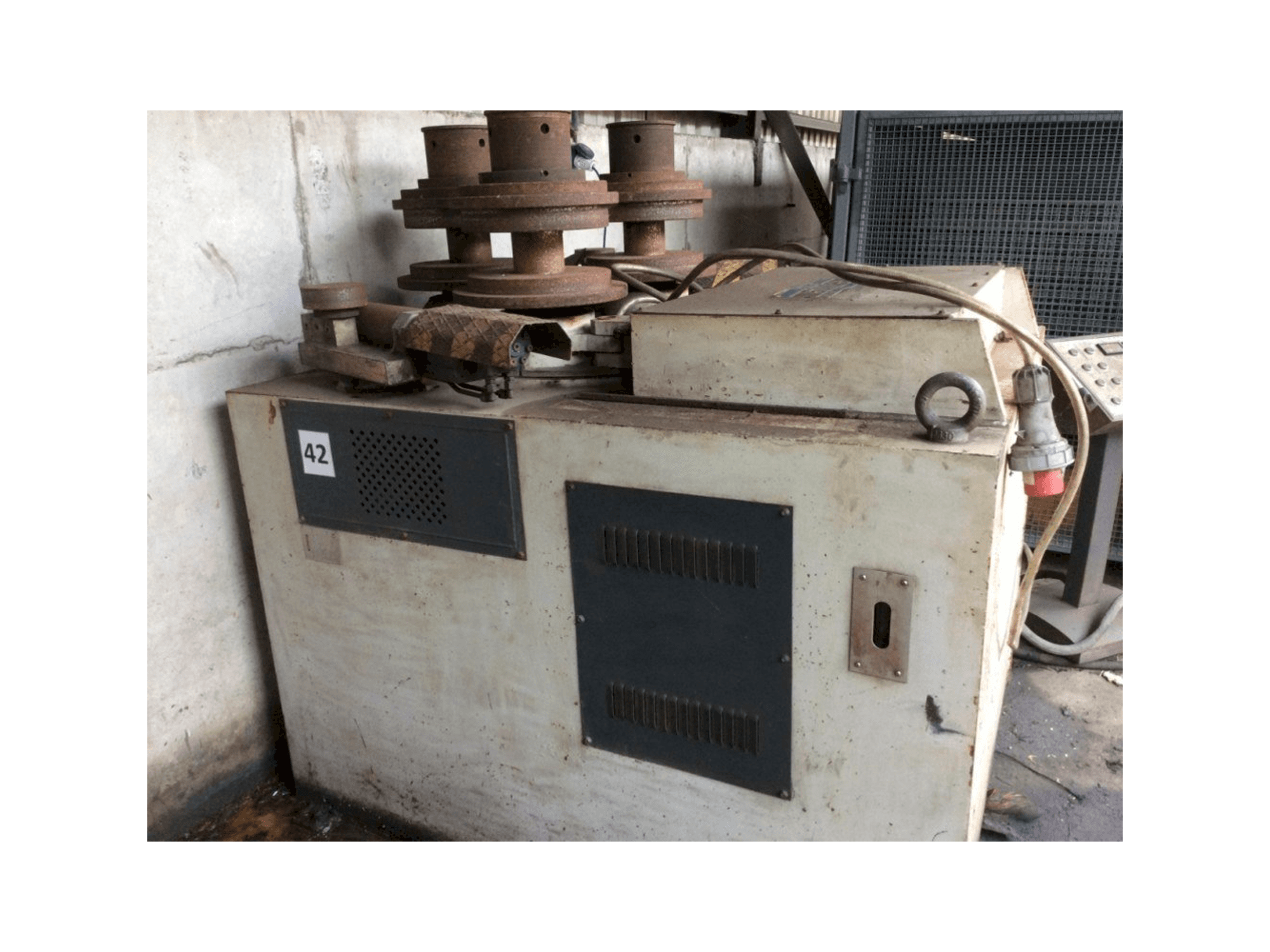 Čelní pohled na Sahinler HPK-120 stroj