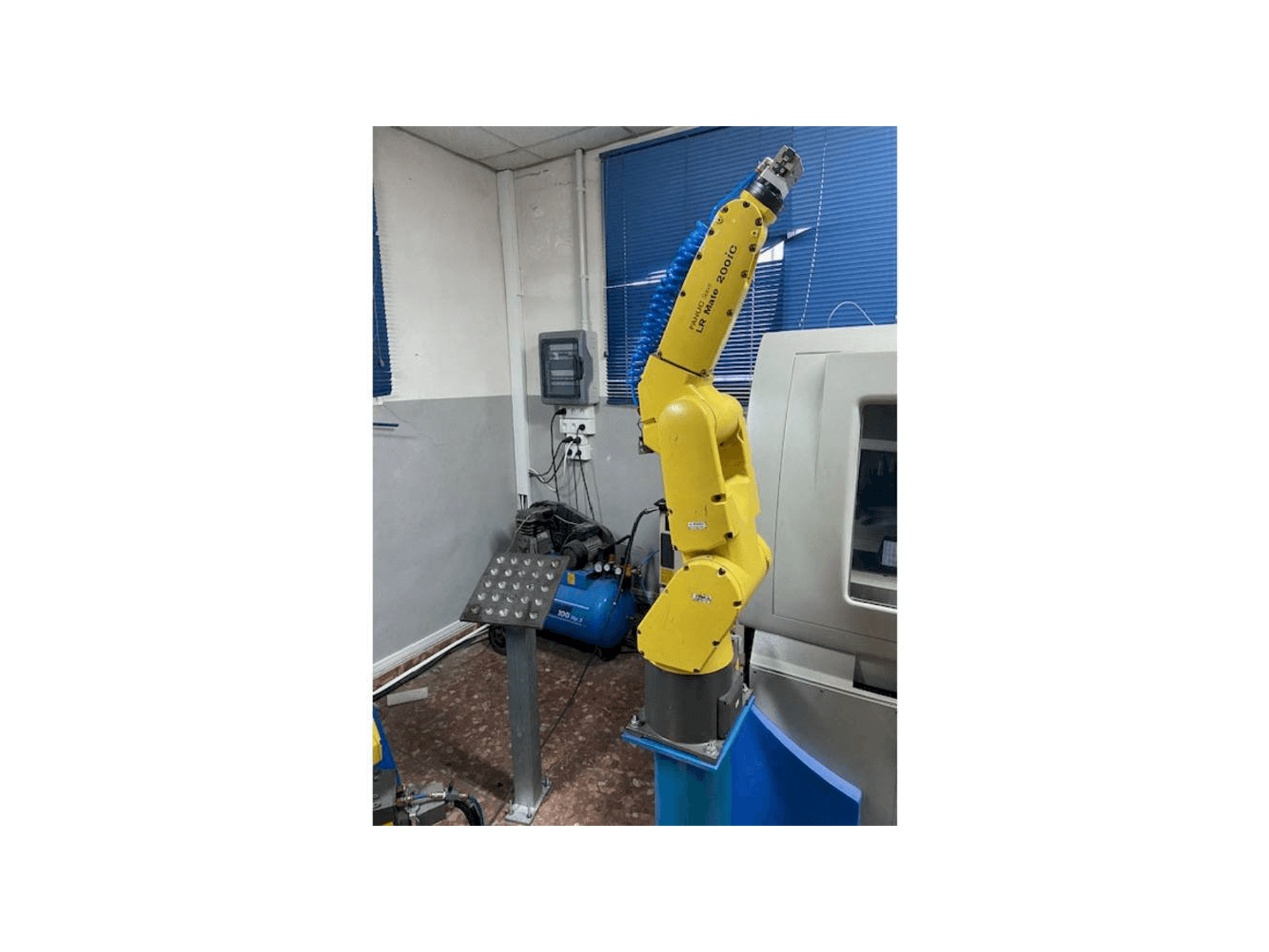 Čelní pohled na FANUC LR MATE 200 ic stroj