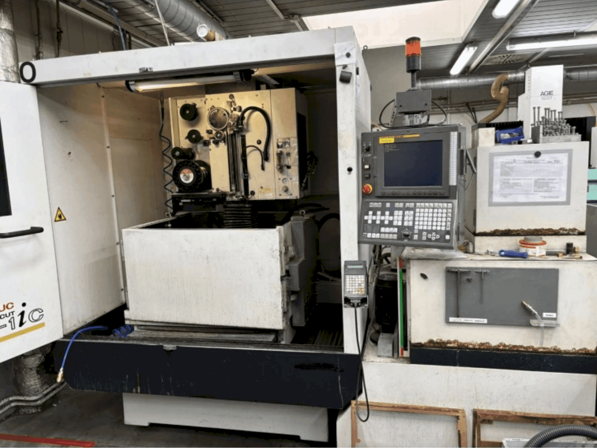 Čelní pohled na FANUC ROBOCUT alpha-1iC stroj