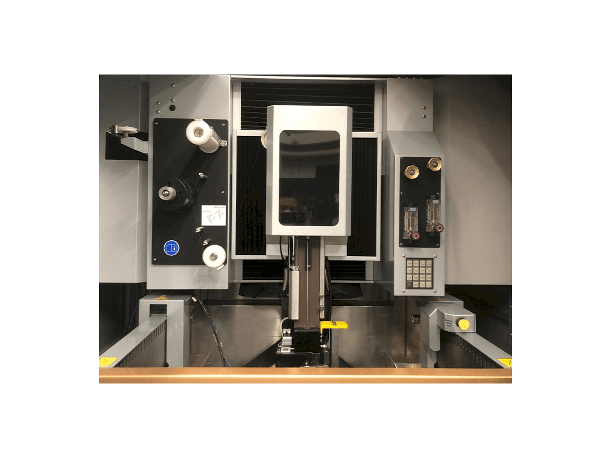 Čelní pohled na EROWA Robot Compact 80 stroj