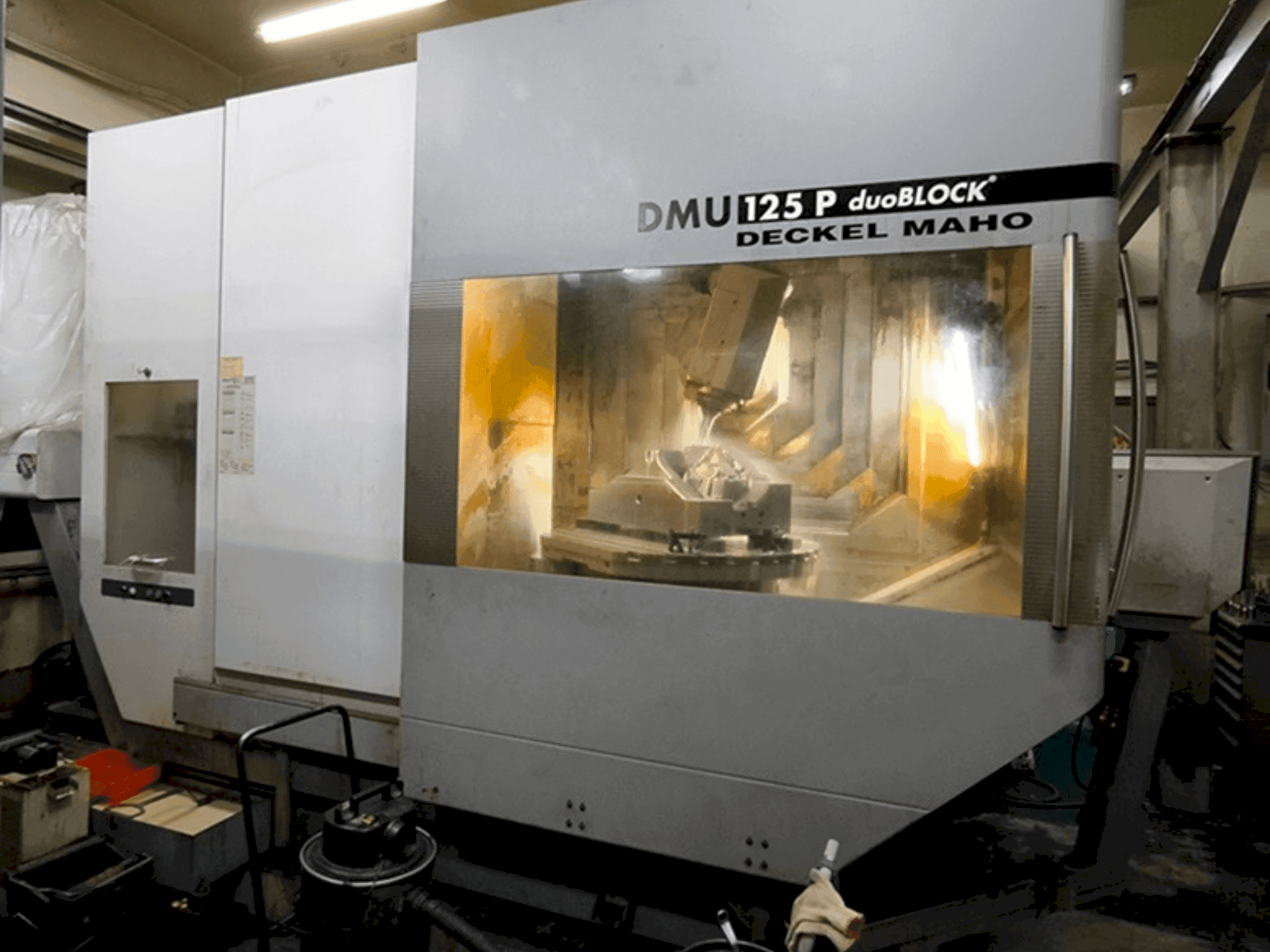 Čelní pohled na DECKEL MAHO DMU 125 P duoBLOCK stroj