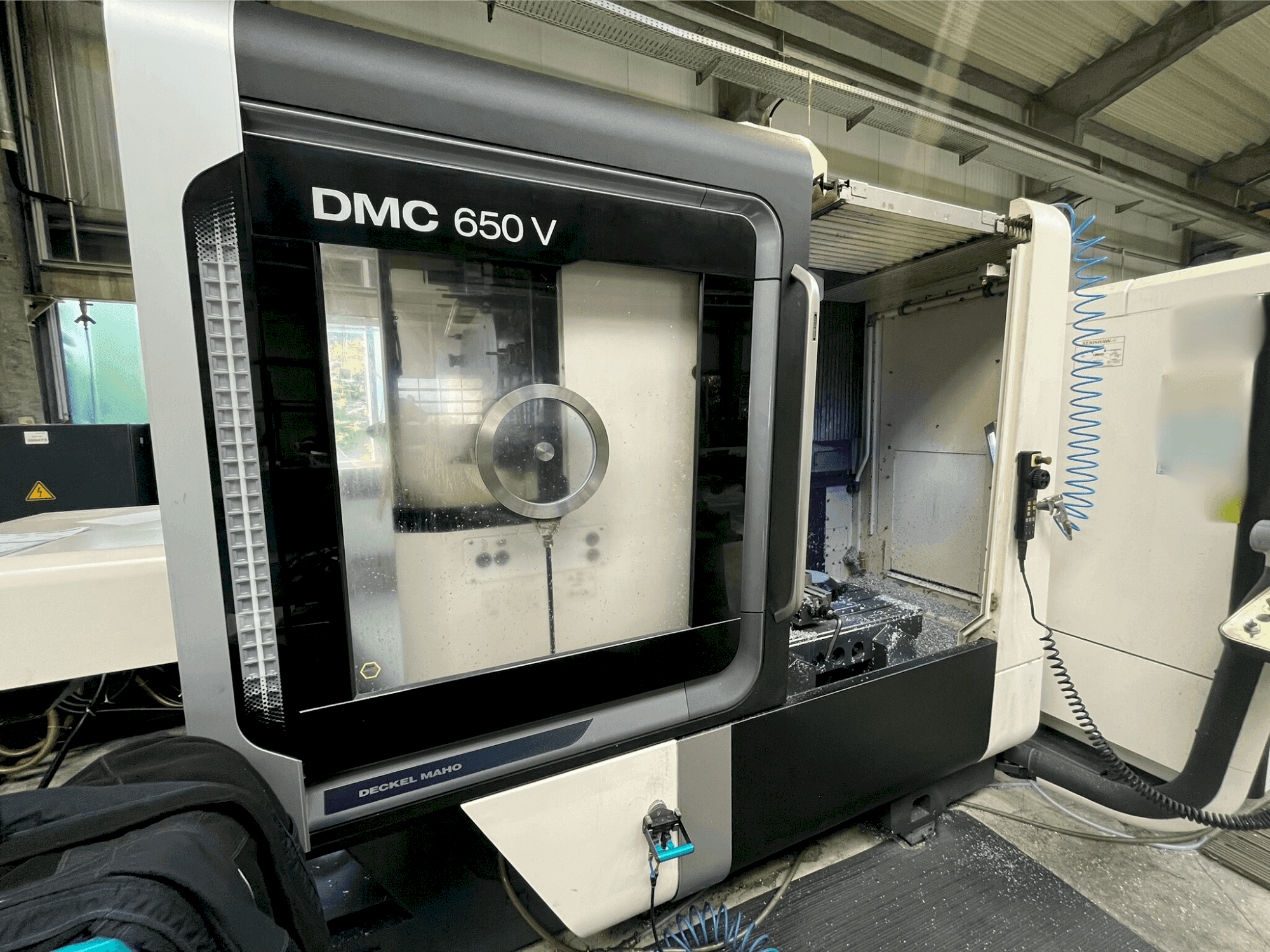 Čelní pohled na DMG MORI DMC 650 V stroj