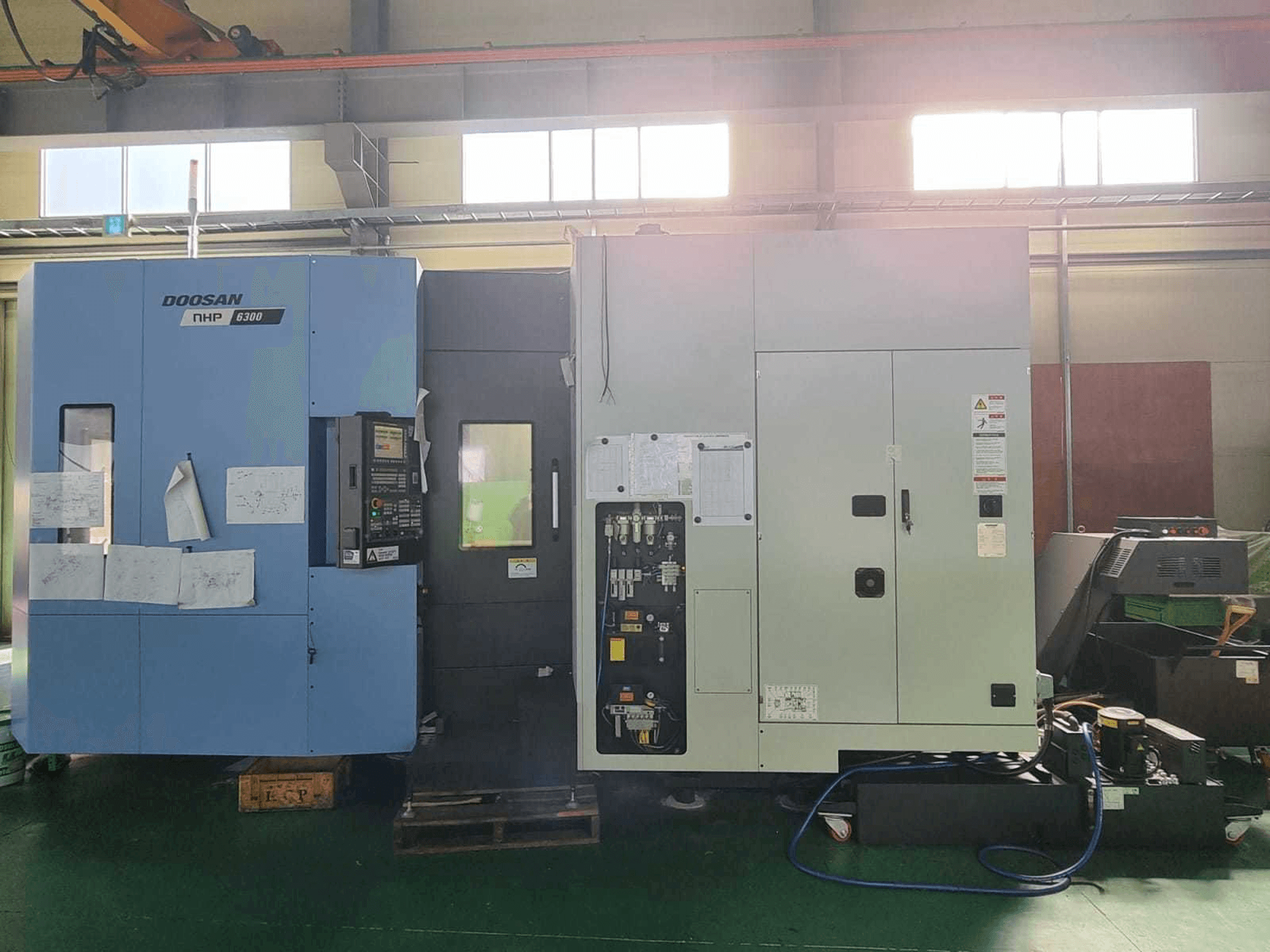 Čelní pohled na Doosan NHP 6300 stroj