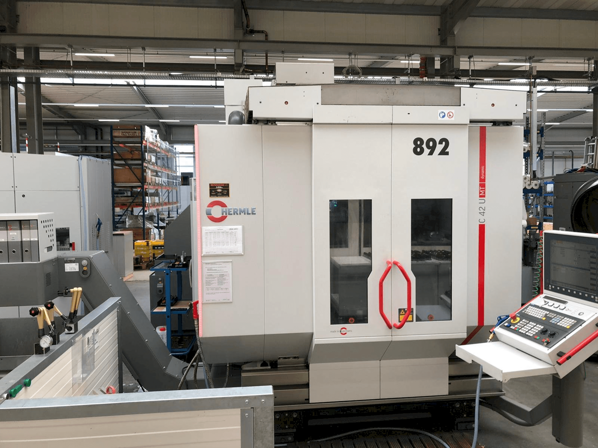 Čelní pohled na HERMLE C42U MT stroj