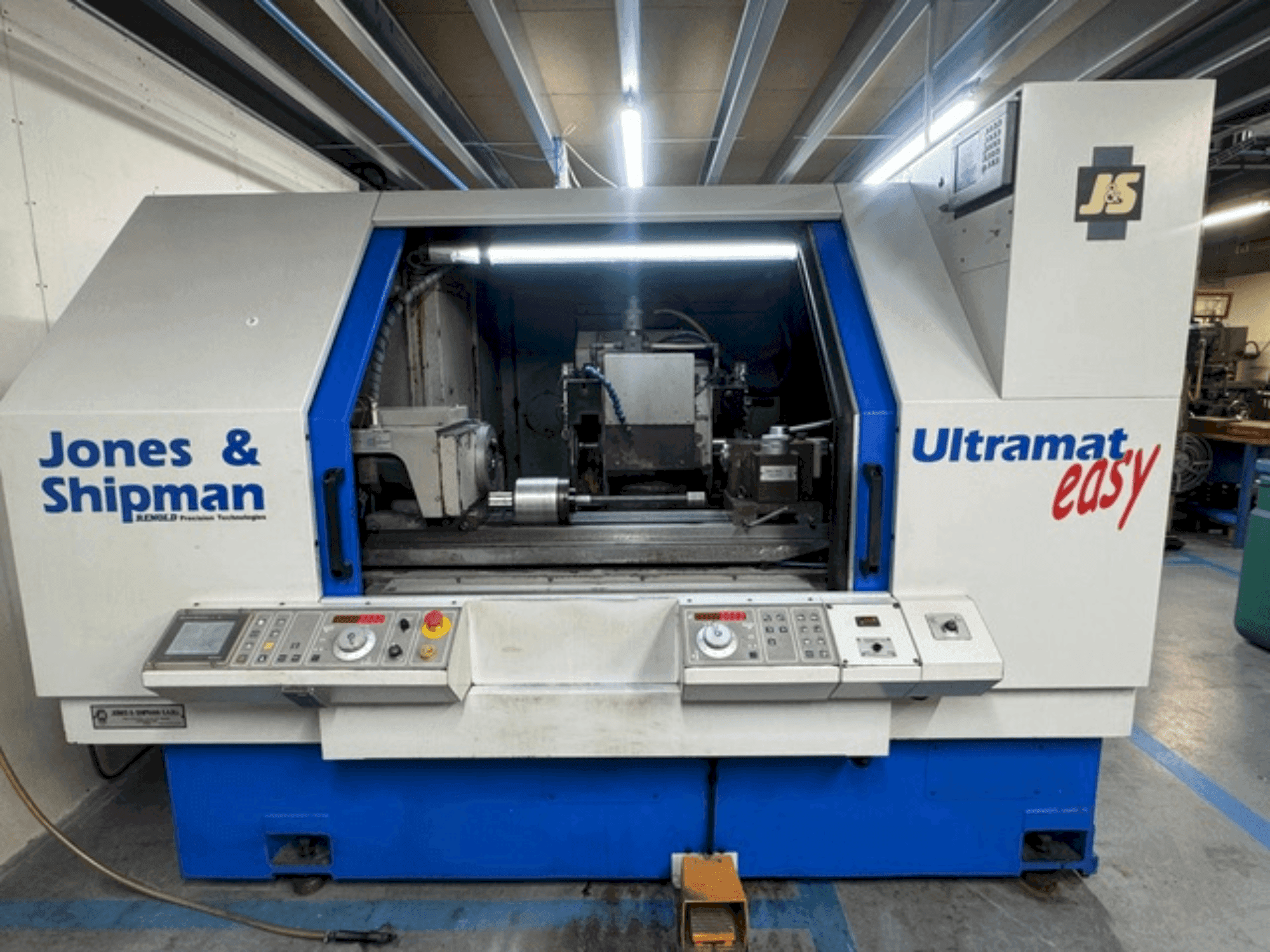Čelní pohled na Jones & Shipman ULTRAMAT EASY CNC stroj