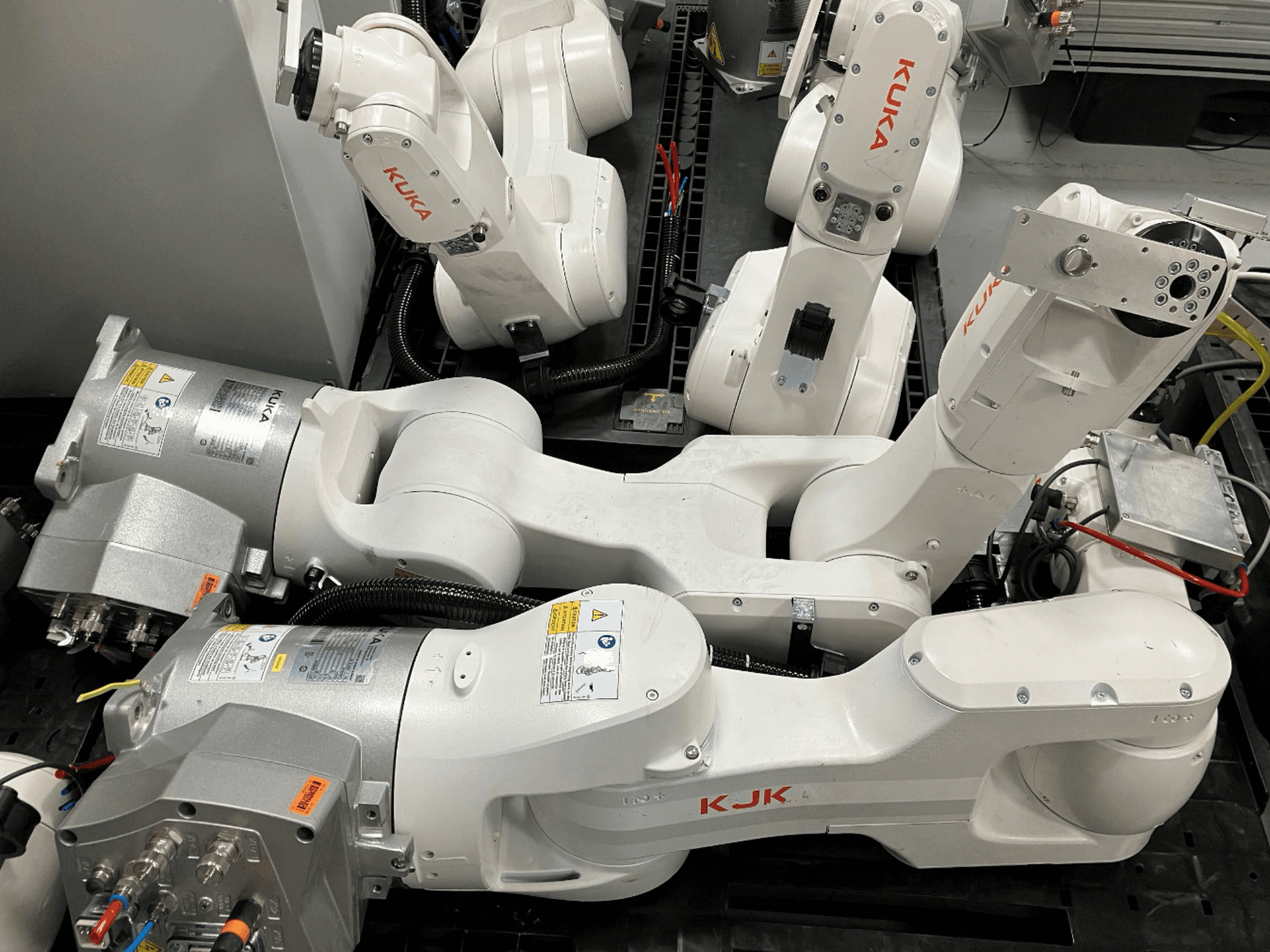 Robotické rameno KUKA KR 10 R900 CR v bočním pohledu, který ukazuje konstrukci kloubu, motory a detaily zapojení.