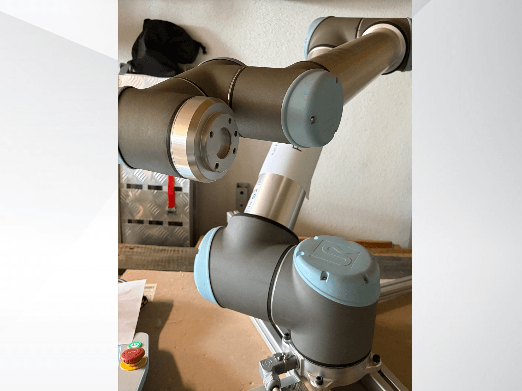 Boční pohled zblízka na robotickou ruku Universal Robots UR10 se zvýrazněnými klouby a šedomodrými konstrukčními prvky.