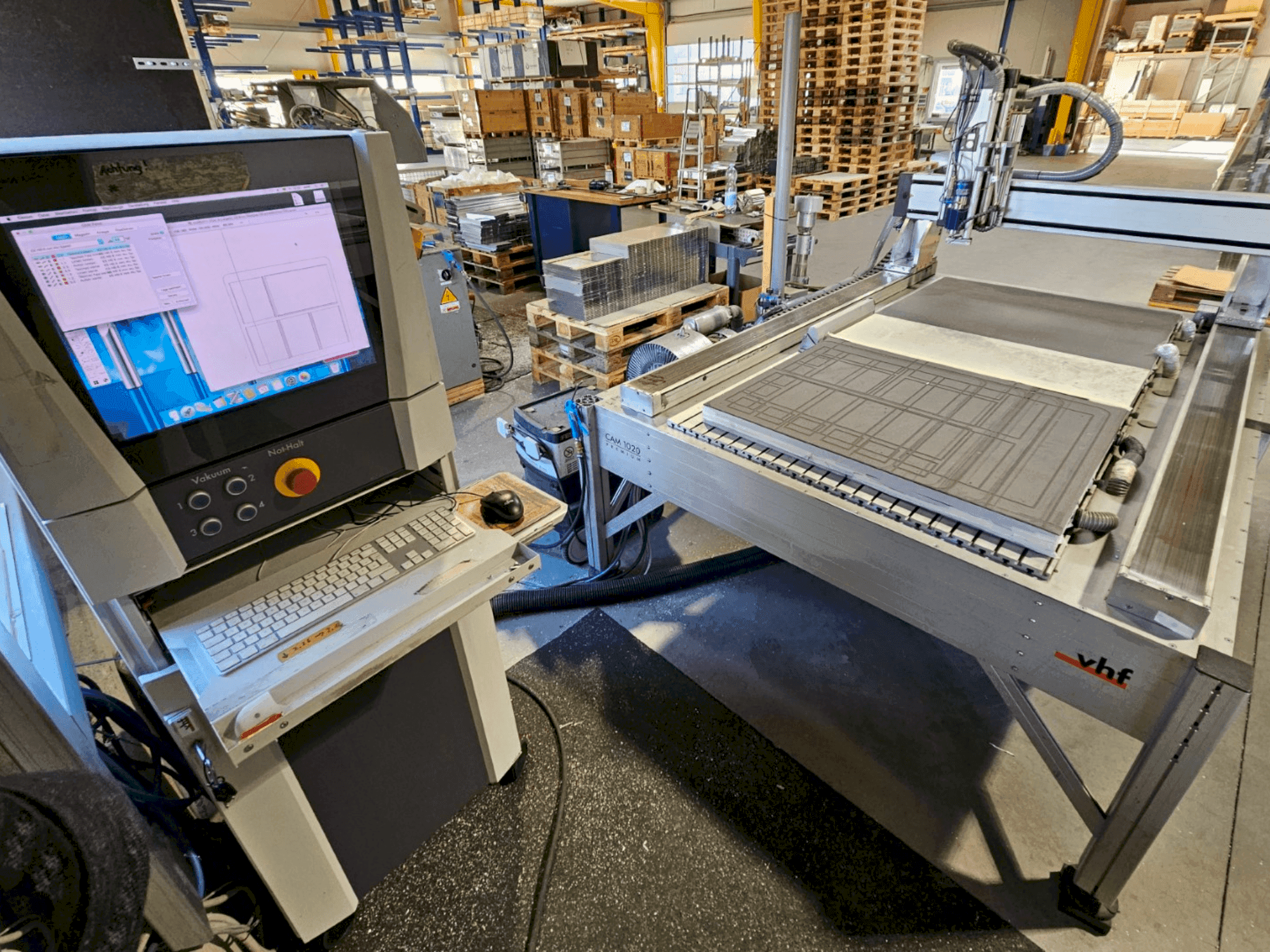 Čelní pohled na VHF CAM 1020 Premium stroj