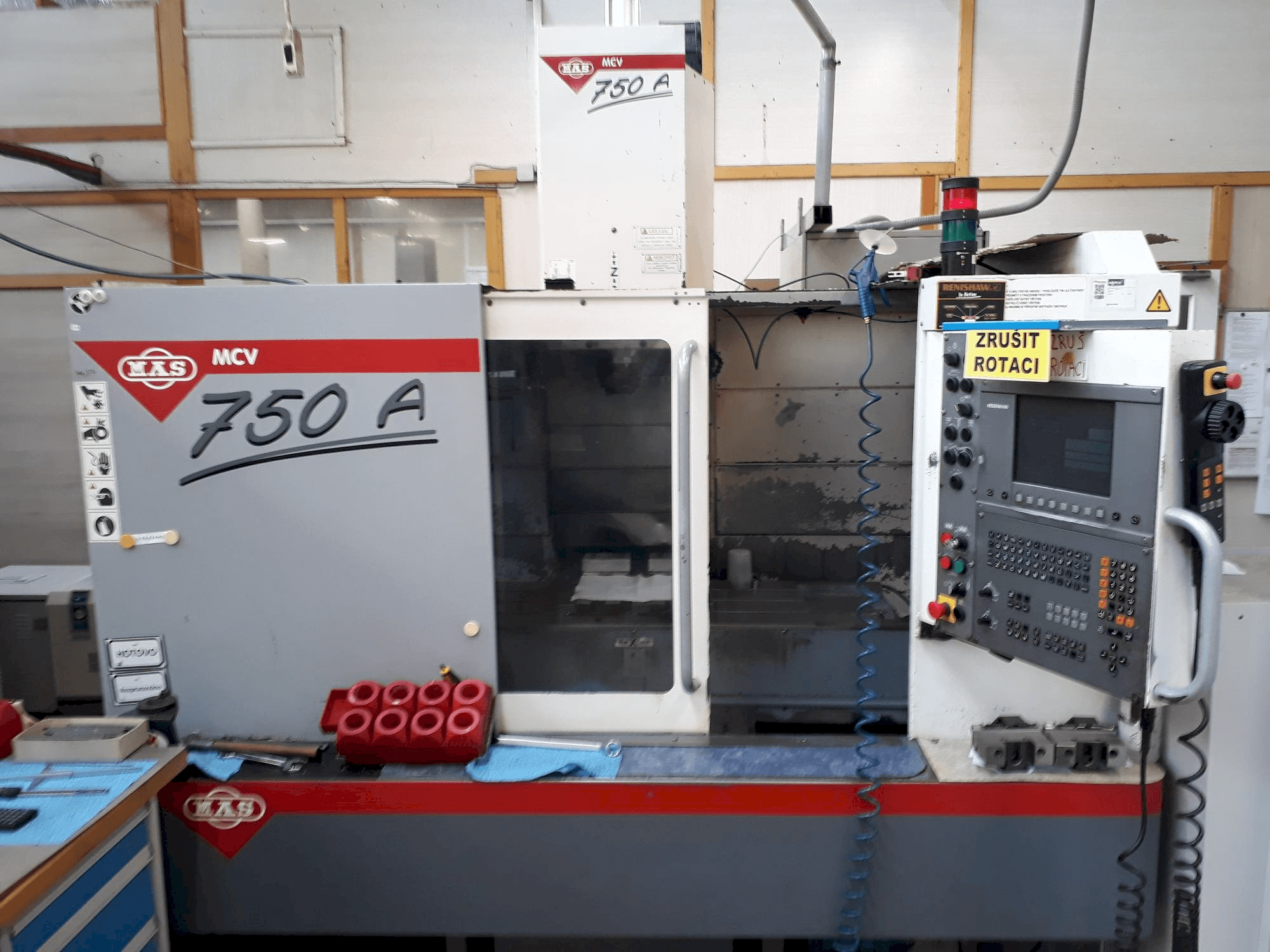 Čelní pohled na KOVOSVIT MAS MCV 750A stroj