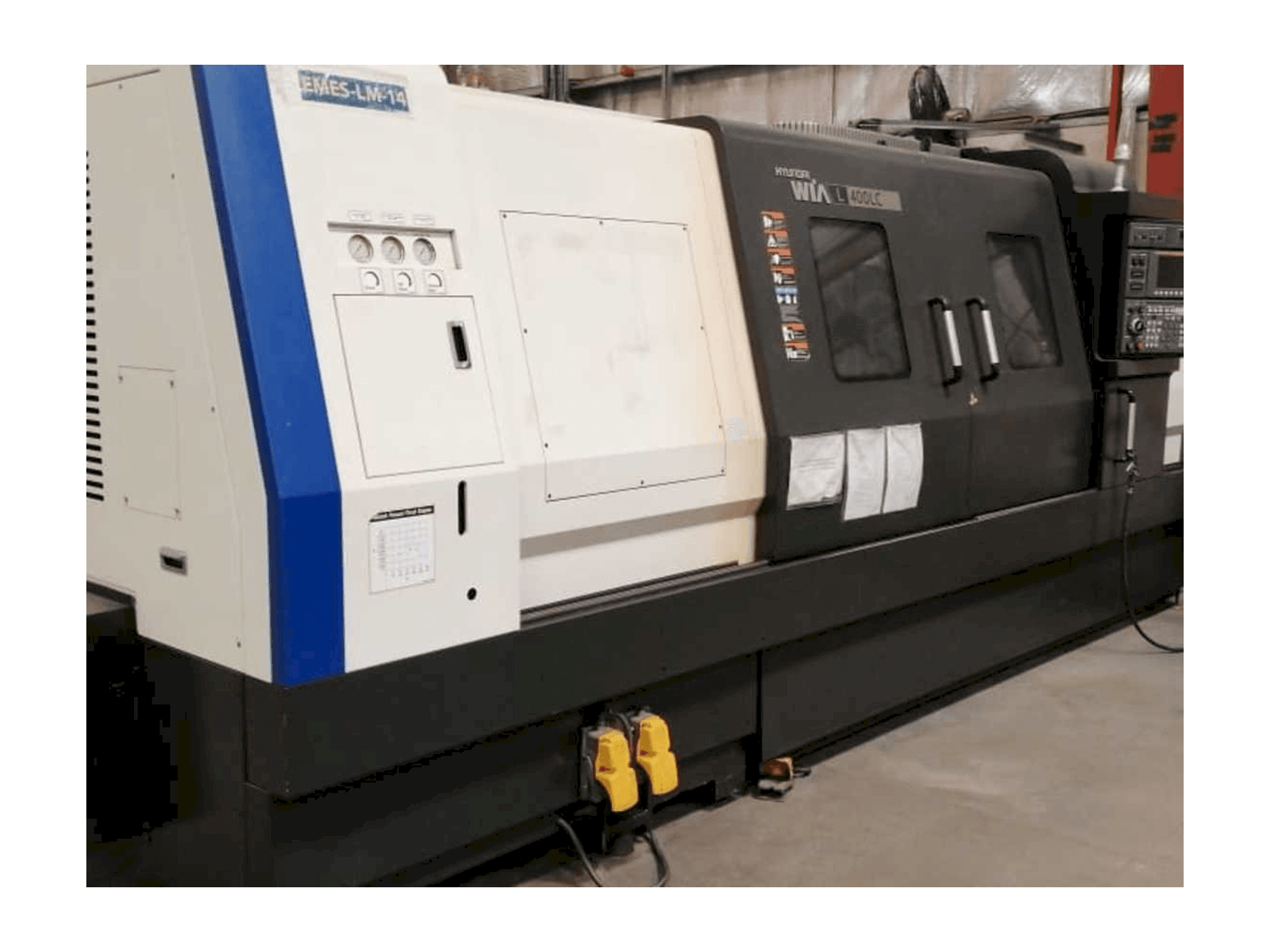 Čelní pohled na Hyundai Wia L400LC stroj