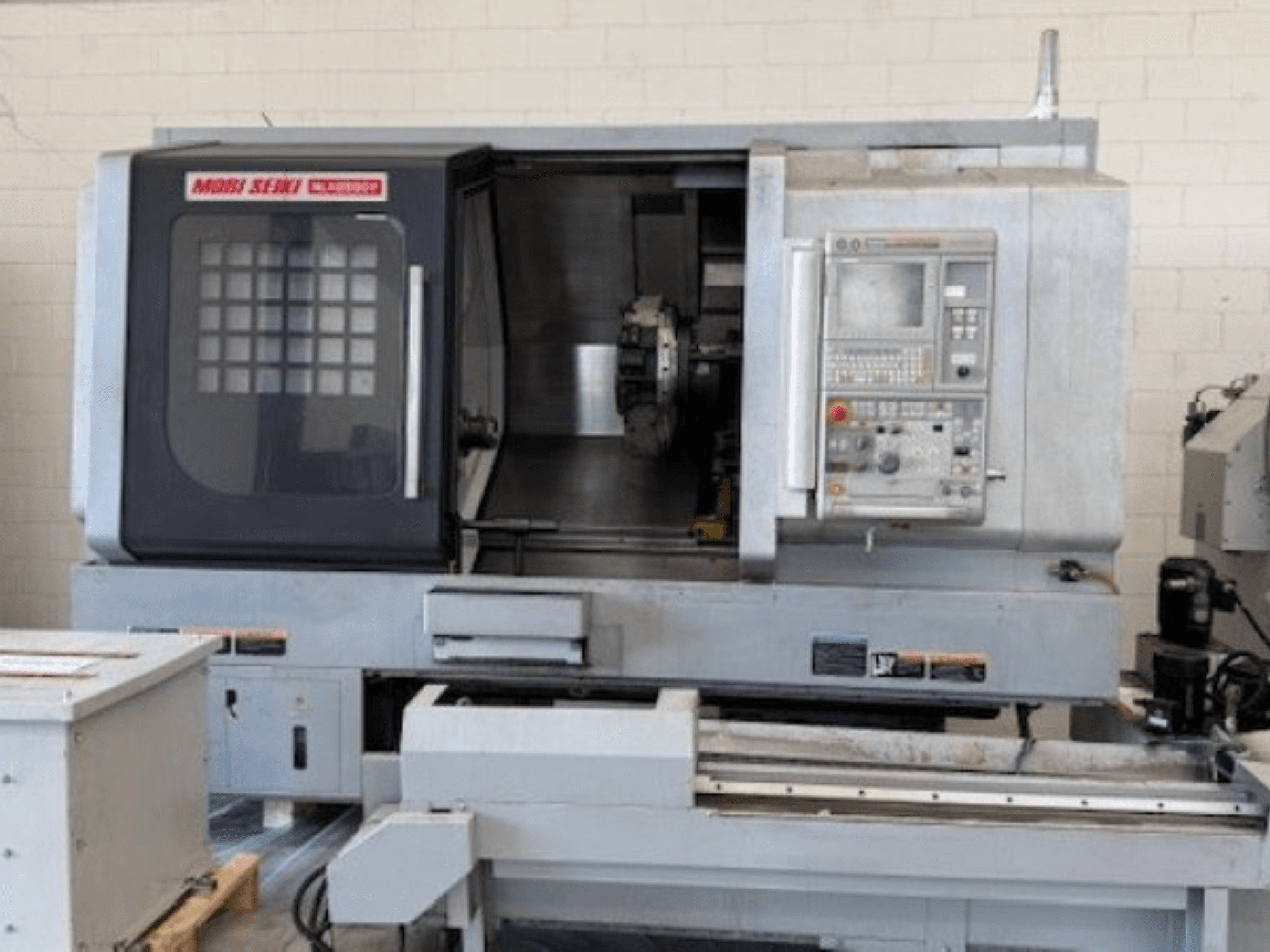 Horizontální soustruh MORI SEIKI NLX 2500Y, pohled zepředu, ovládací panel a pracovní plocha.