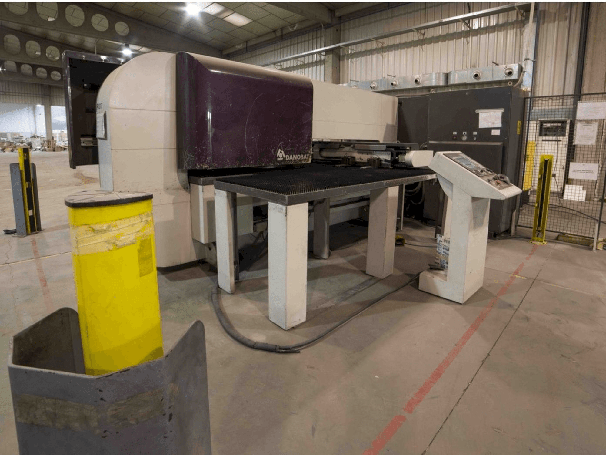 Čelní pohled na DANOBAT P1317 stroj