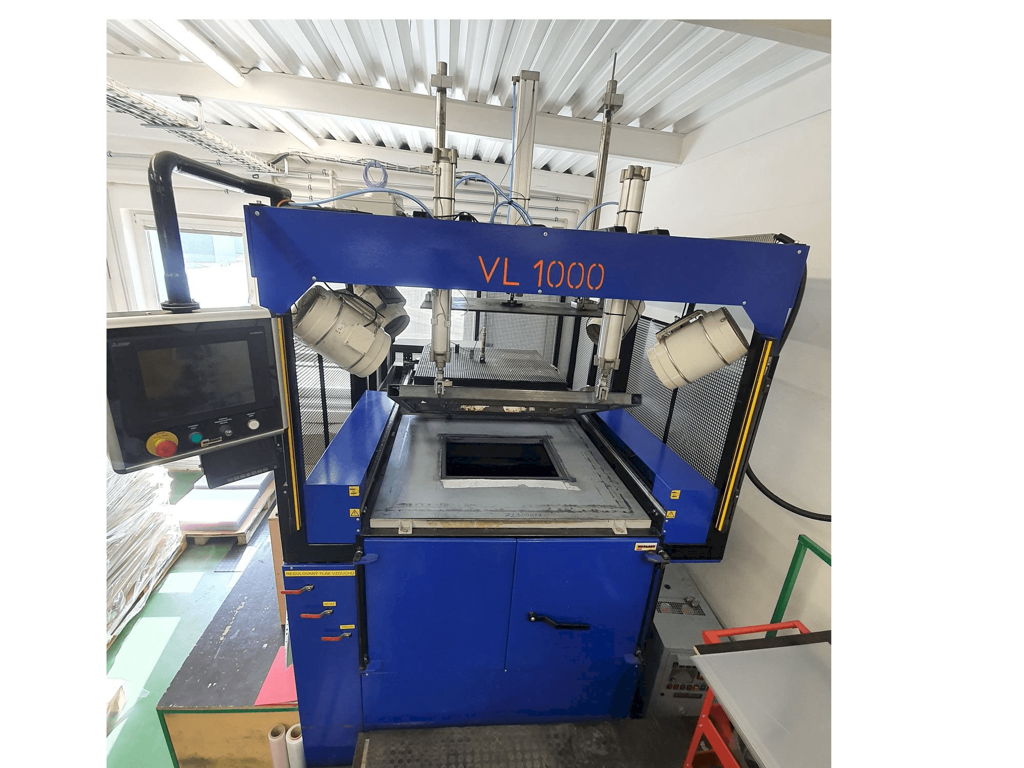 Čelní pohled na Koplast VL 1000 stroj