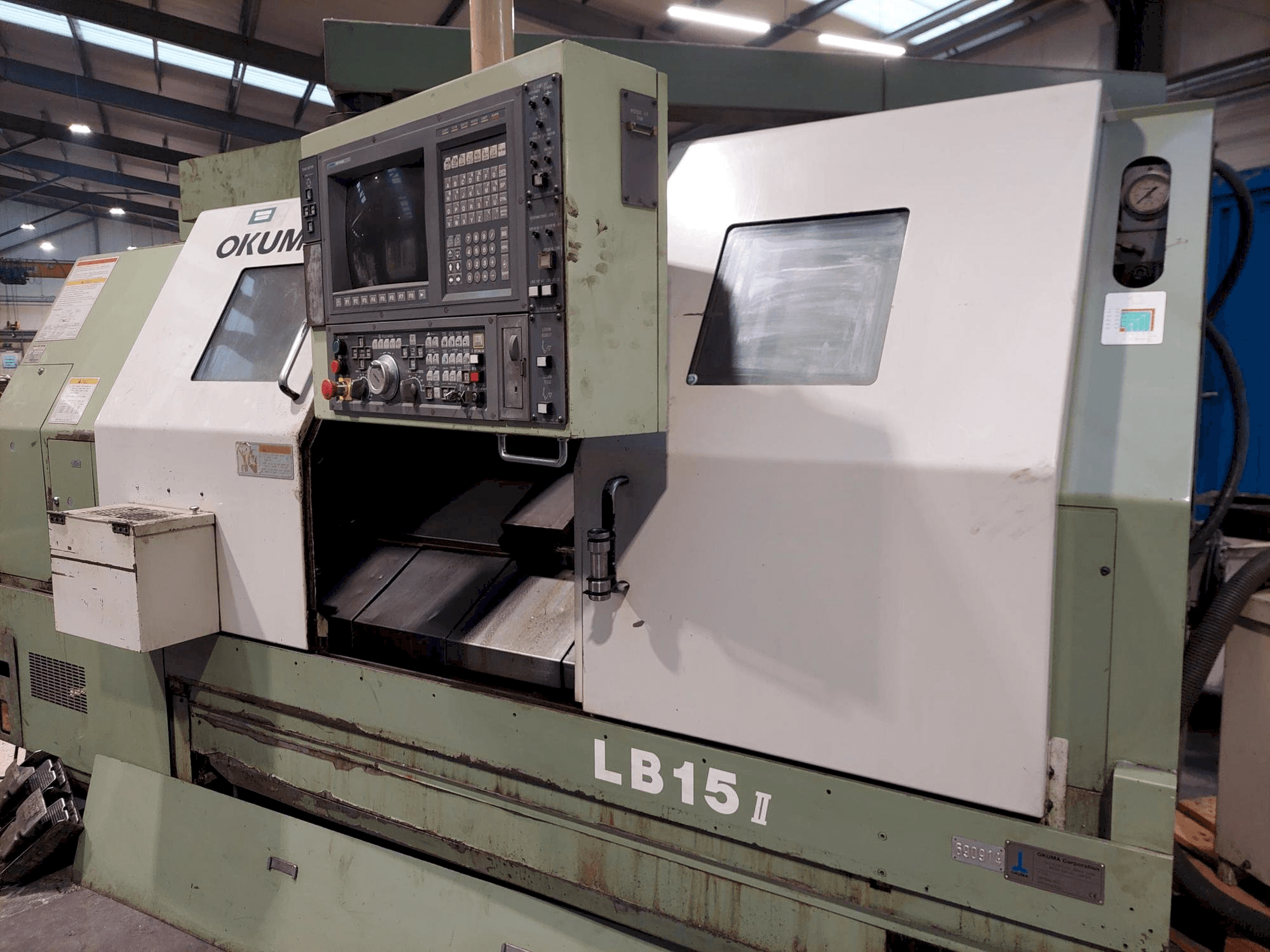 Čelní pohled na Okuma LB15 stroj
