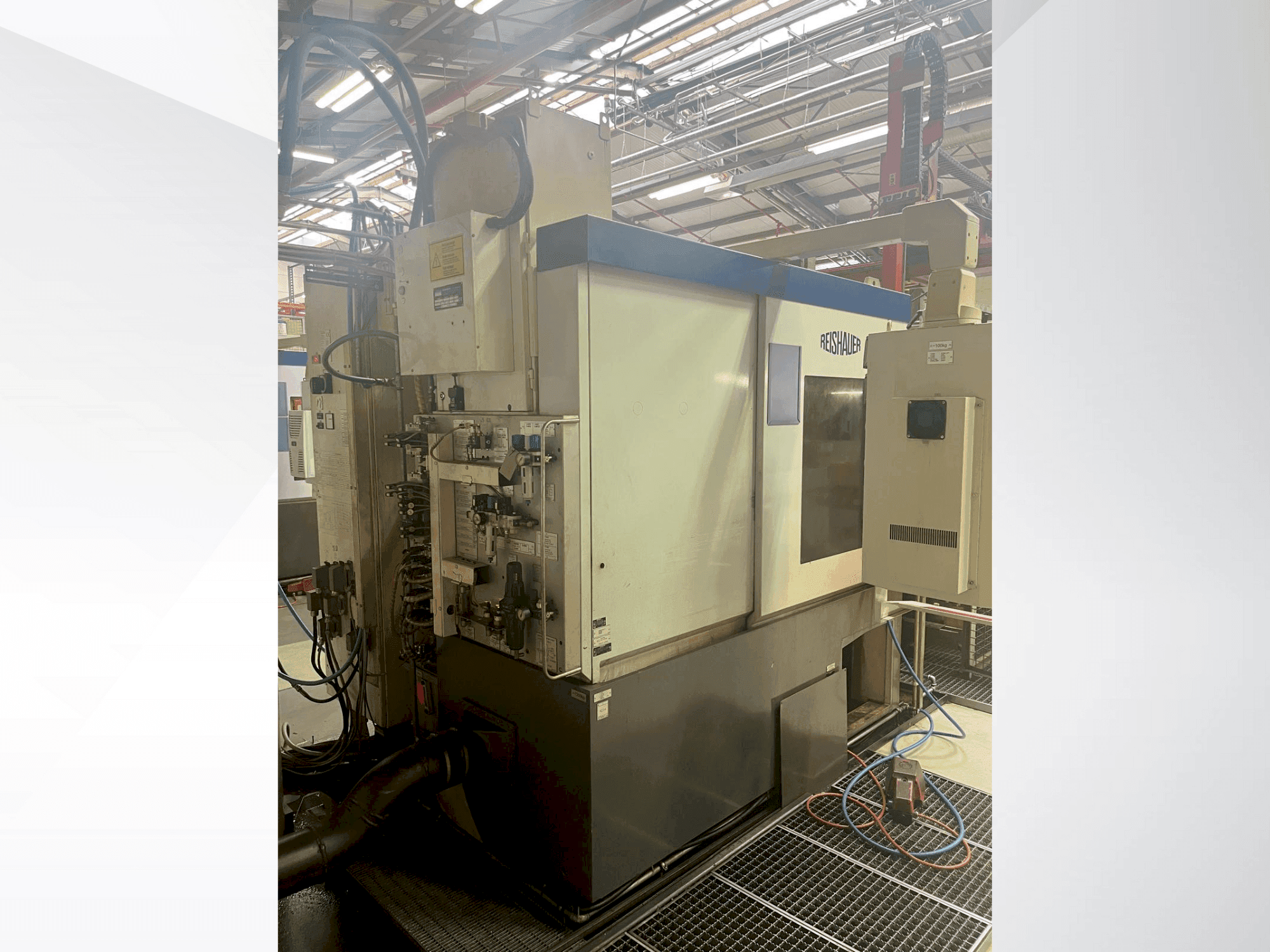 Čelní pohled na Reishauer RZ 150 stroj