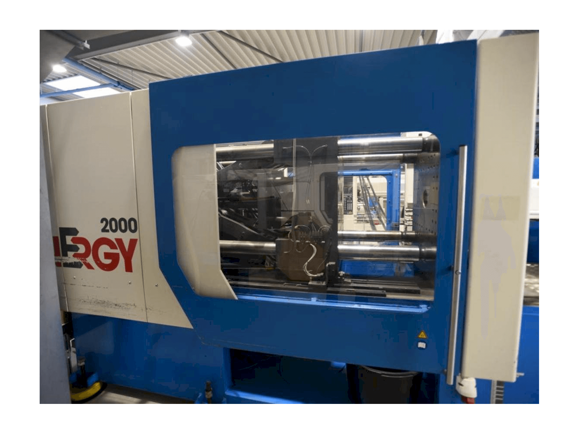Čelní pohled na Netstal SynErgy 2000-460 stroj