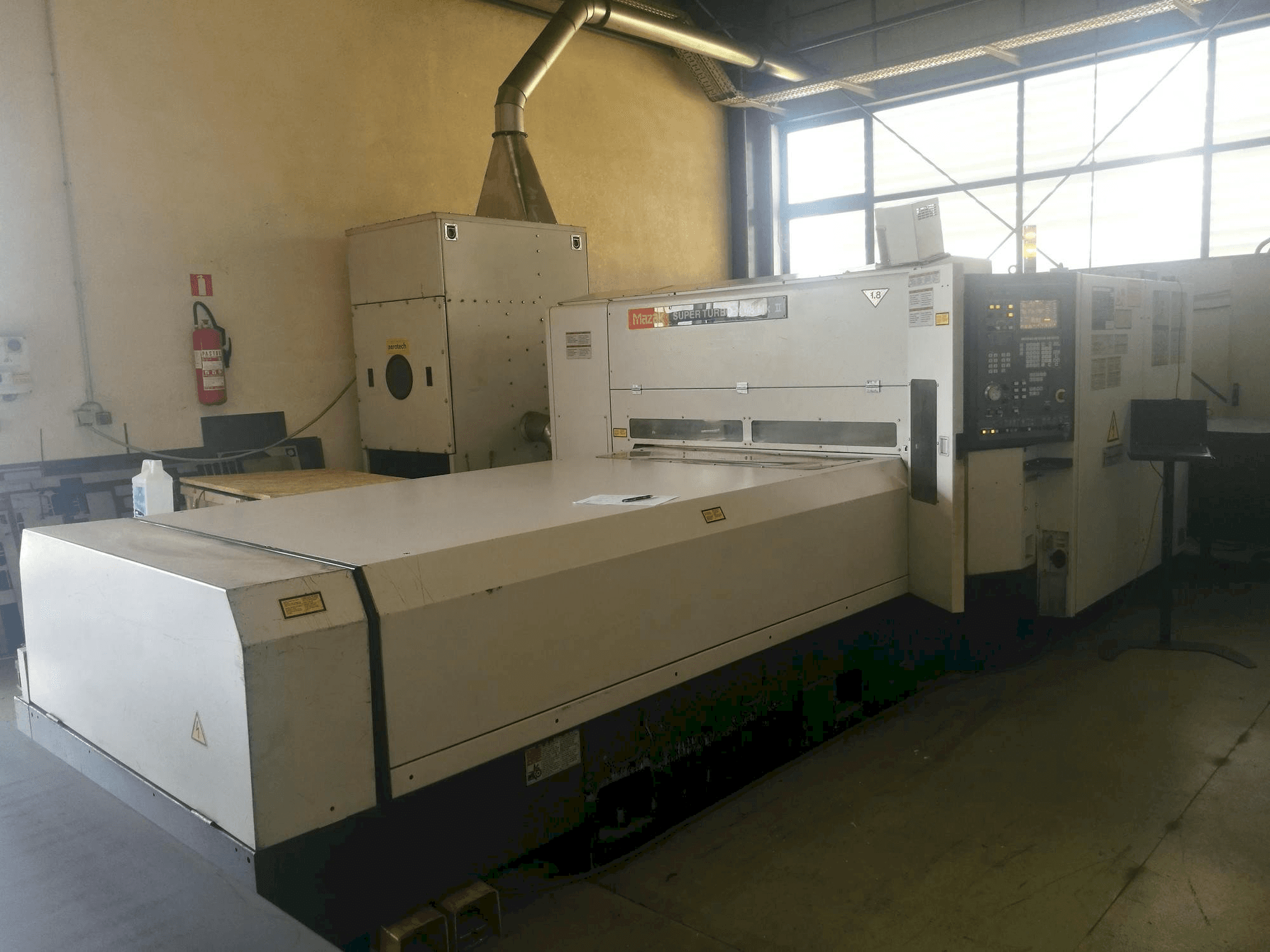 Čelní pohled na Mazak Super Turbo-X 48 Mk II stroj