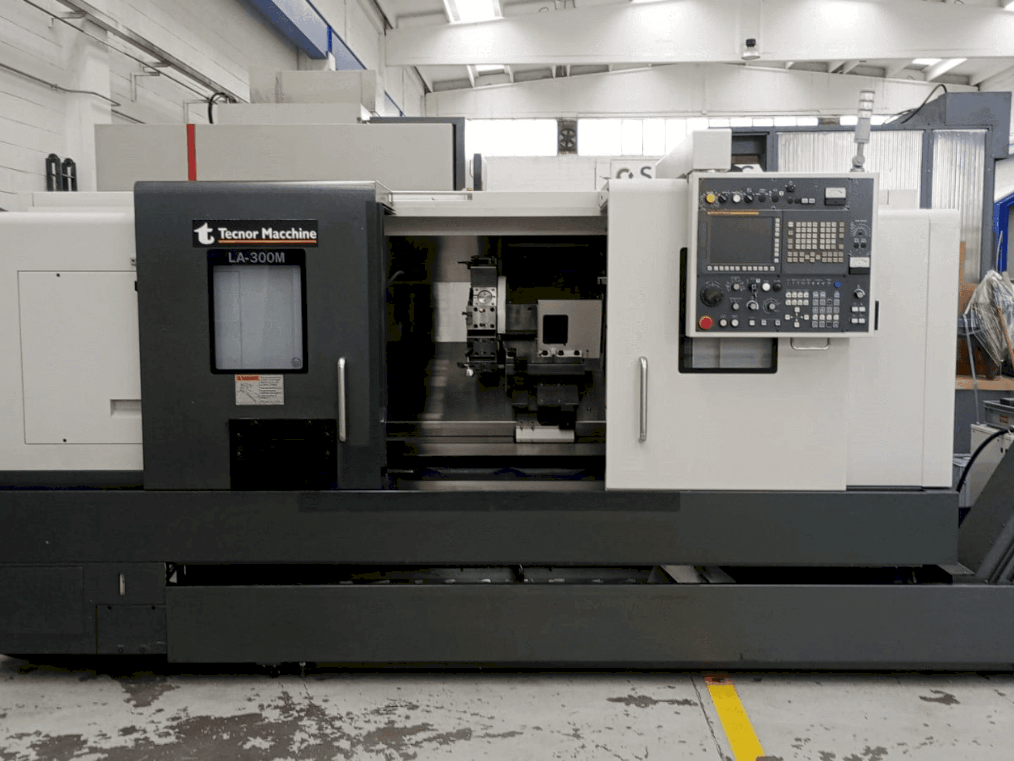 Čelní pohled na Takisawa LA-300 CNC stroj