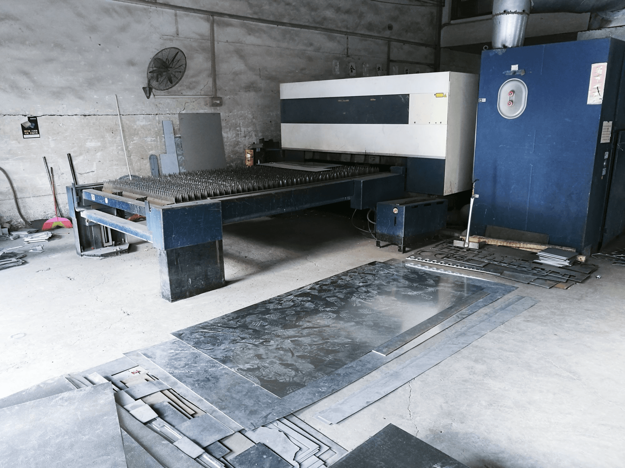 Pravý pohled 1 na Trumpf TruLaser 3030 stroj