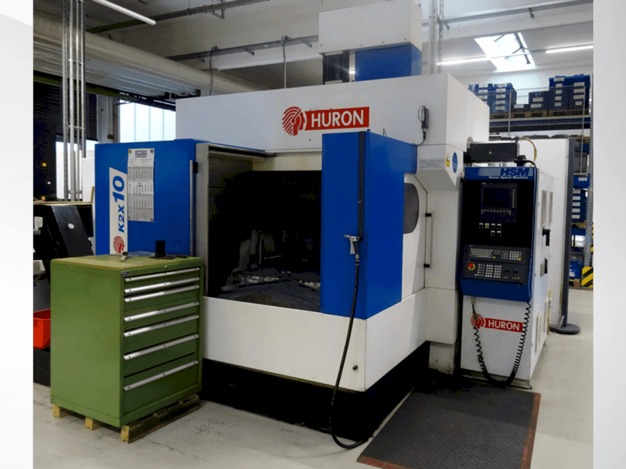 Čelní pohled na Huron K2X 10 stroj