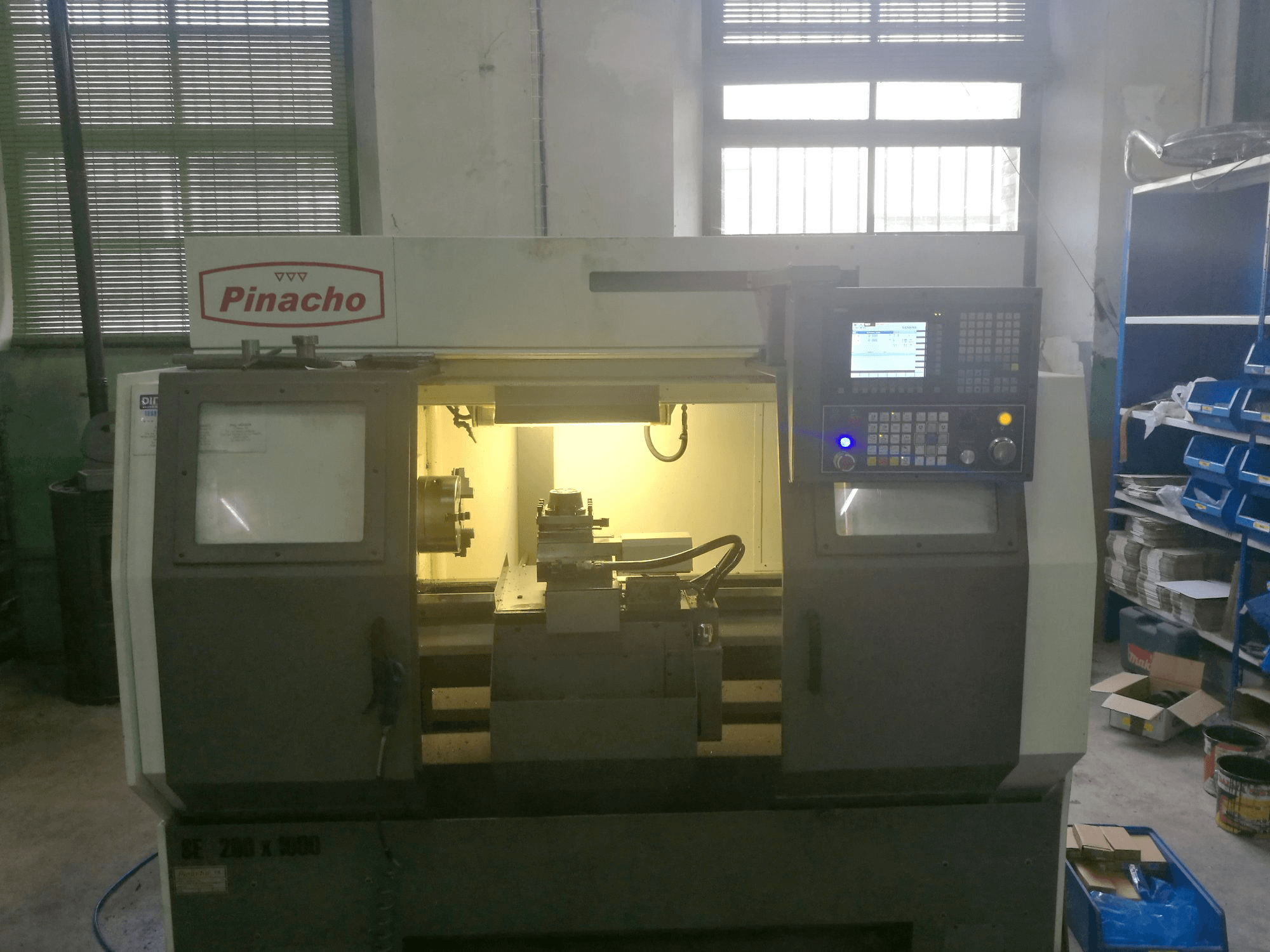 Čelní pohled na Pinacho SE-200 stroj