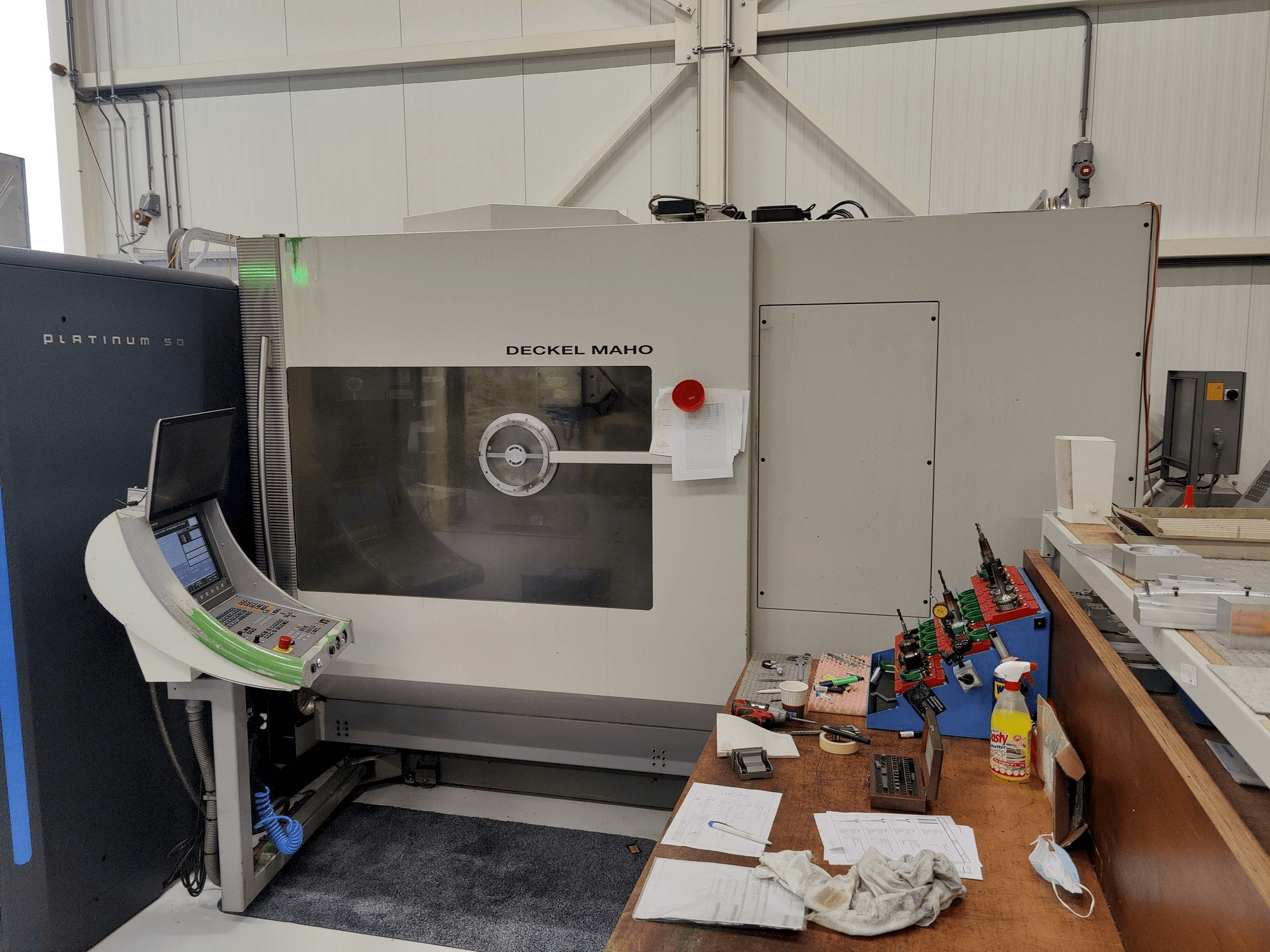 Čelní pohled na DMU 80P HD stroj