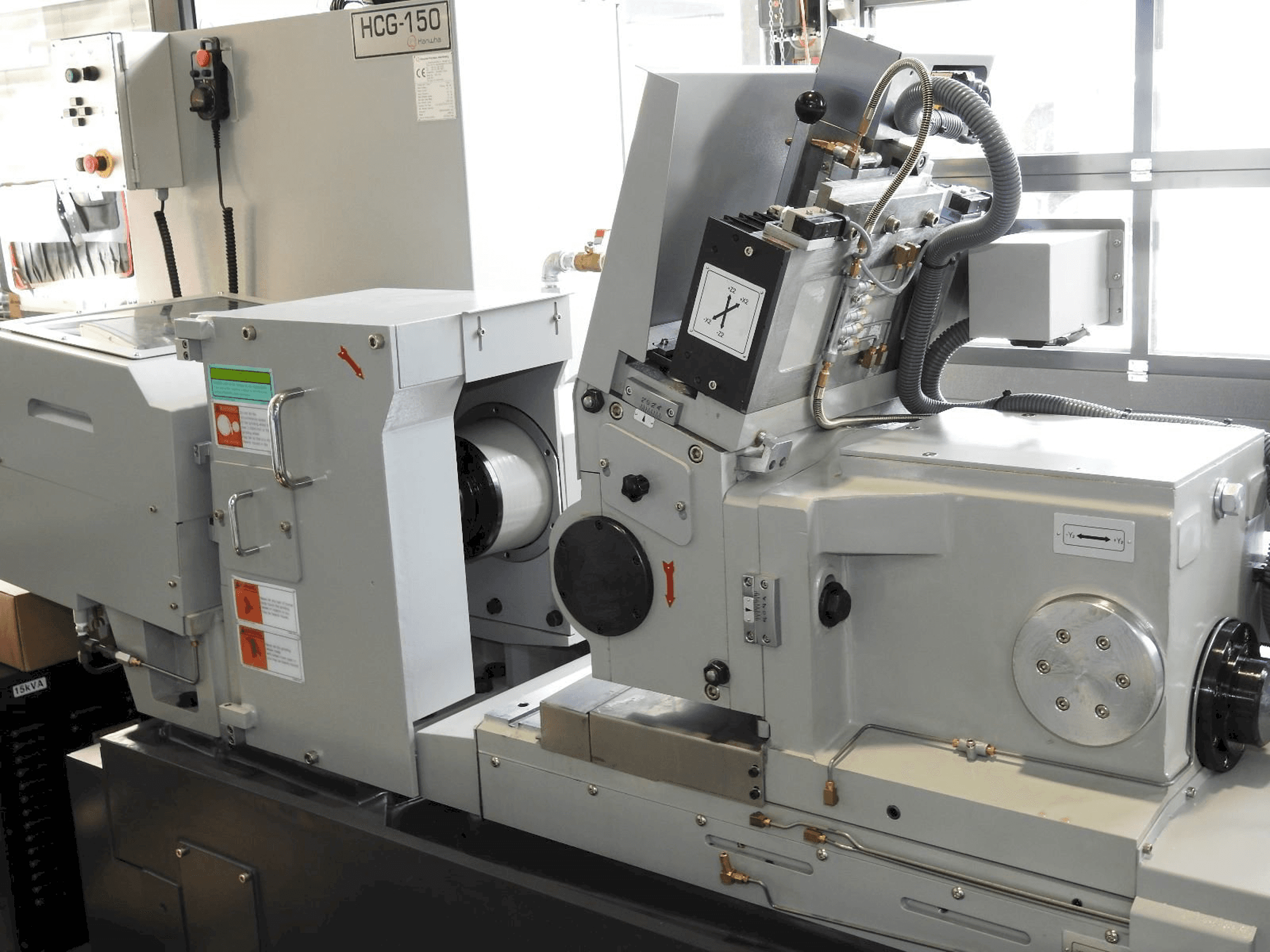 Čelní pohled na Hanwha HCG 150 stroj