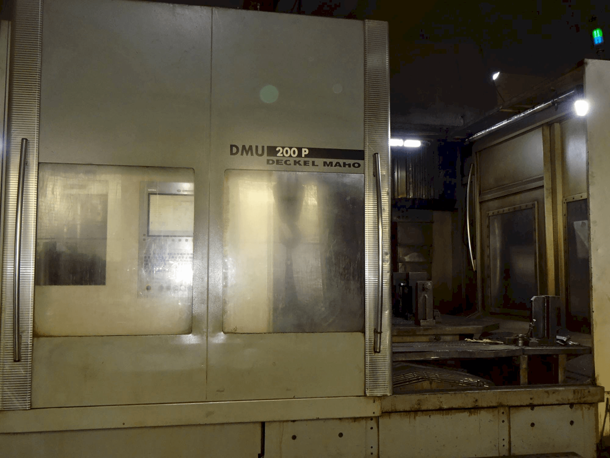 Čelní pohled na DECKEL MAHO DMU 200P stroj