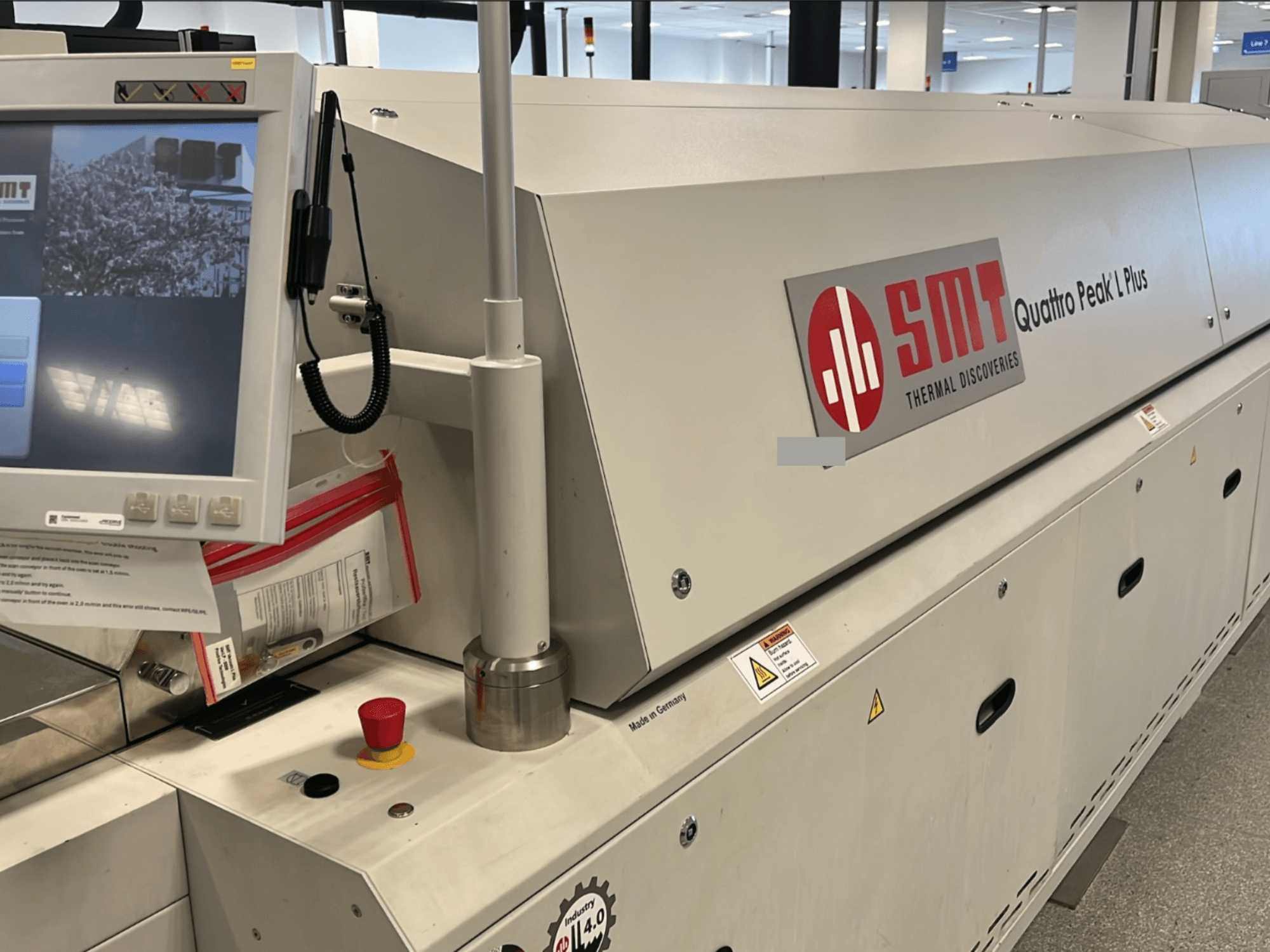 Obráběcí stroj SMT Quattro Peak L Plus, pohled zepředu, s ovládacím panelem, bezpečnostními tlačítky a jasně viditelnou značkou.