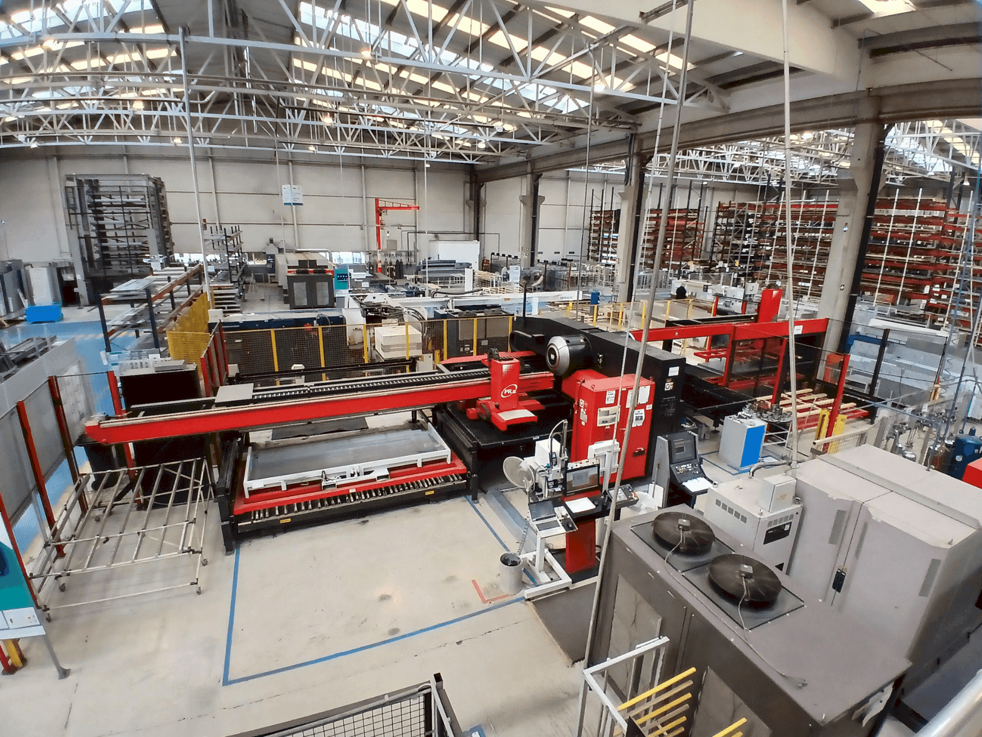 Čelní pohled na AMADA EMZ 3612 M2 stroj