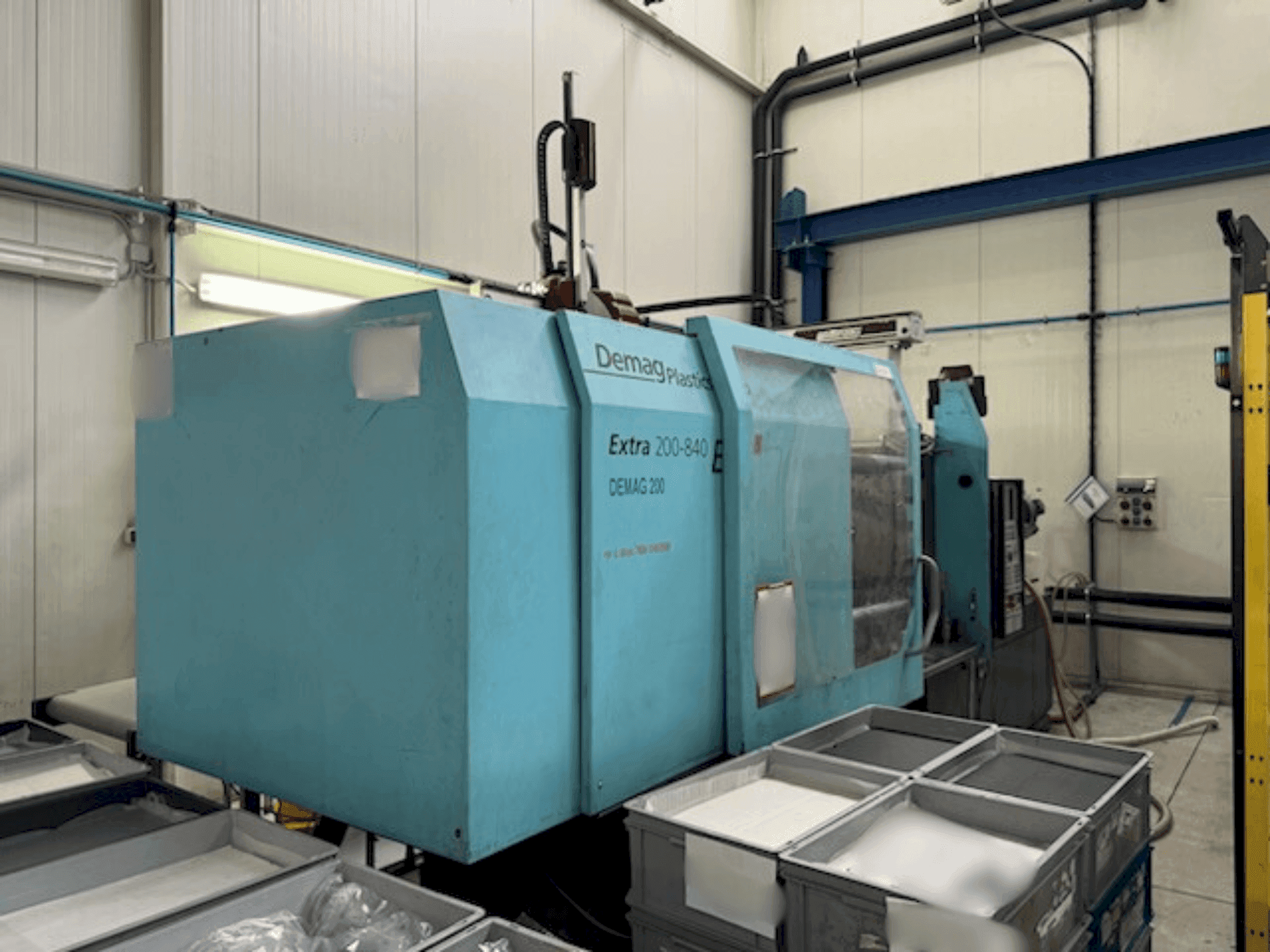 Čelní pohled na DEMAG Extra 200-840 stroj