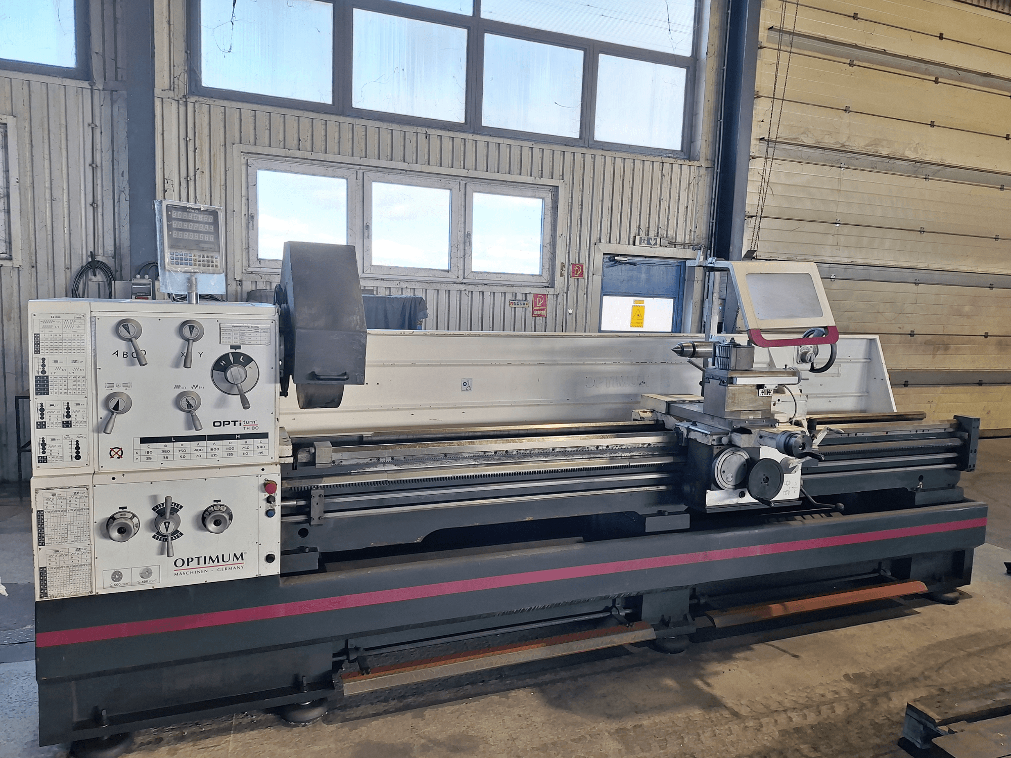Horizontální soustruh Optimum OptiTurn TH 8030D v bočním pohledu, s ovládacím panelem, držákem nástrojů a robustní základnou.