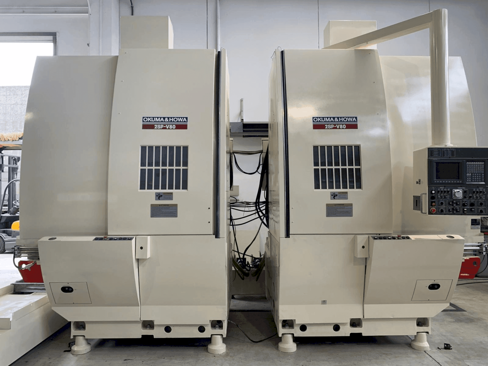 Čelní pohled na Okuma 2SP-V80 stroj