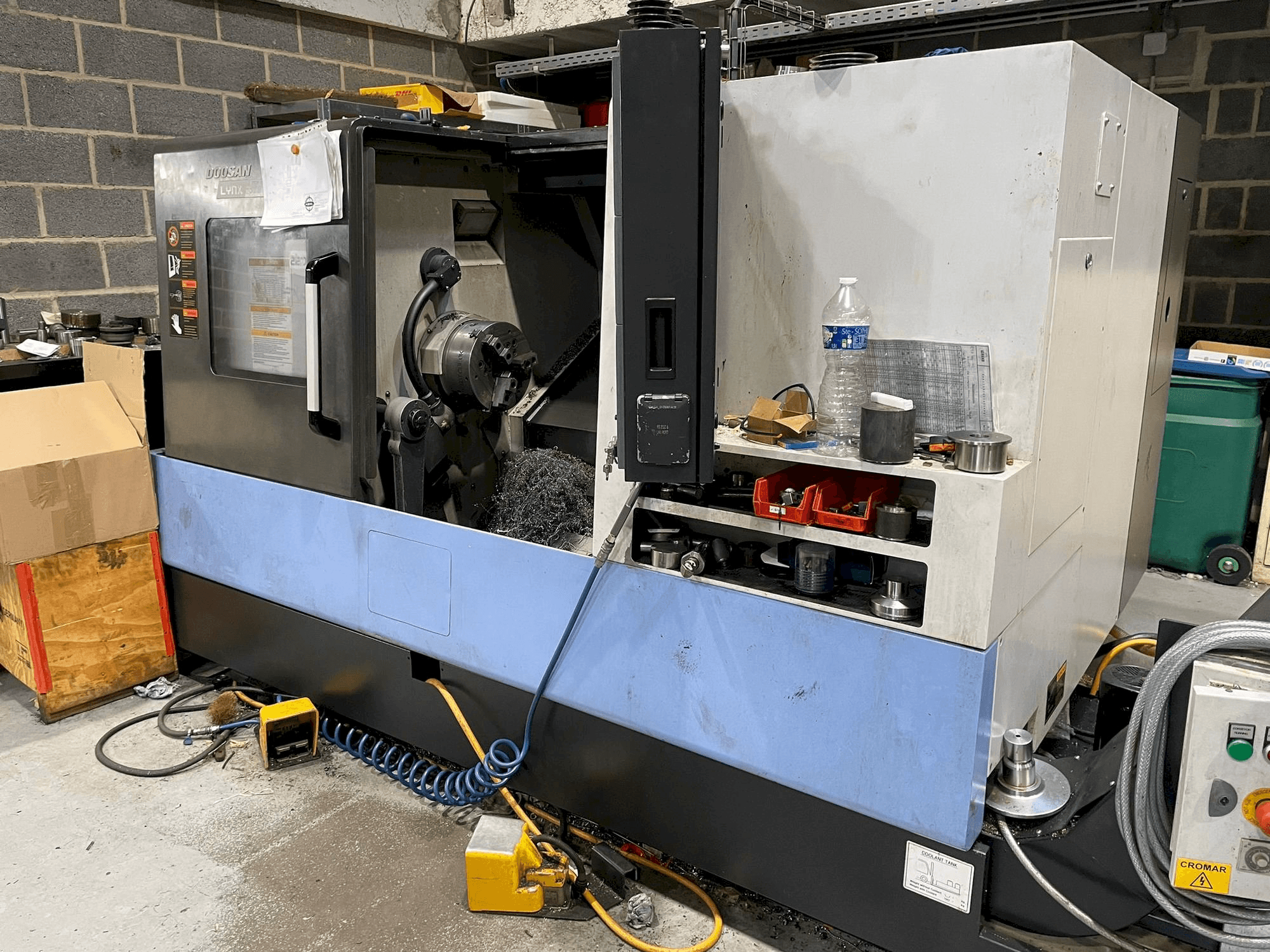 Čelní pohled na Doosan LYNX 300 stroj